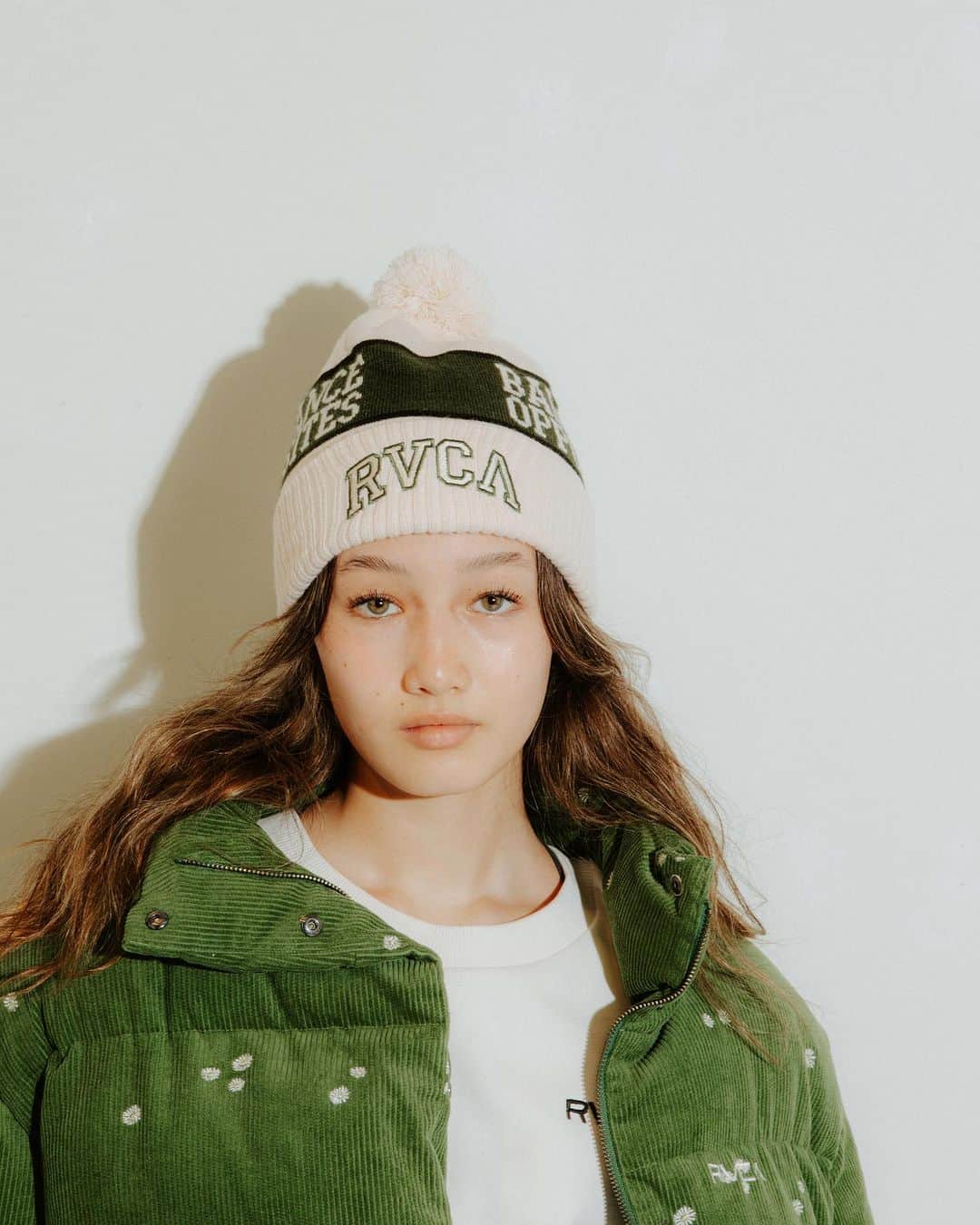 RVCA Japanのインスタグラム：「たっぷりの中綿で防寒性抜群のヘビーアウター。ボリュームのあるルックスとは裏腹に軽量性にも優れる。袖はリブ付きの二重構造で、裾にはシルエットチェンジができるドローコードが内蔵。左胸にRVCAロゴをワンポイントで配し、コンパクトな着丈が女性らしい着こなしを演出。」