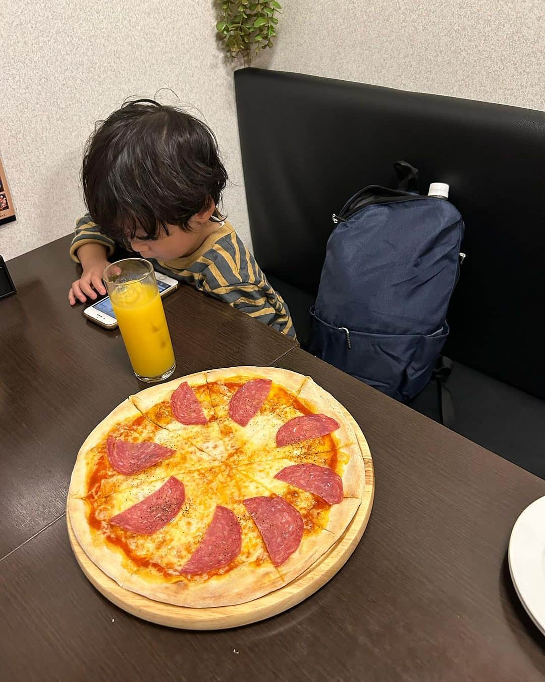 世手子さんのインスタグラム写真 - (世手子Instagram)「#PR Going out with a new backpack🎒 We ate pizza and pasta🍕🍝 A backpack that is compact but can hold a lot（＾_＾） @joyfeel.online  #favori#楽天 #ファッション# レディース > バッグ#リュックサック でお出かけ(^ ^) コンパクトだけど結構入るからオススメ(*≧∀≦*) カラー多数🩵 私はネイビーにしました（≧∇≦） #洋食酒場g10 #東京グルメ で息子とディナー 今週もお疲れ様でした♪」10月27日 19時54分 - rojide