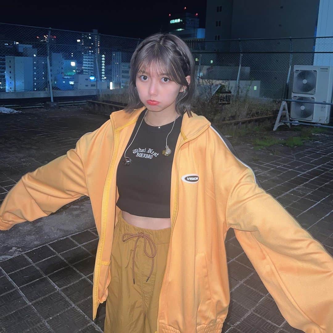 鈴木萌花のインスタグラム：「⁡ ⁡ 何部のマネージャーぽい⁇💭💛」