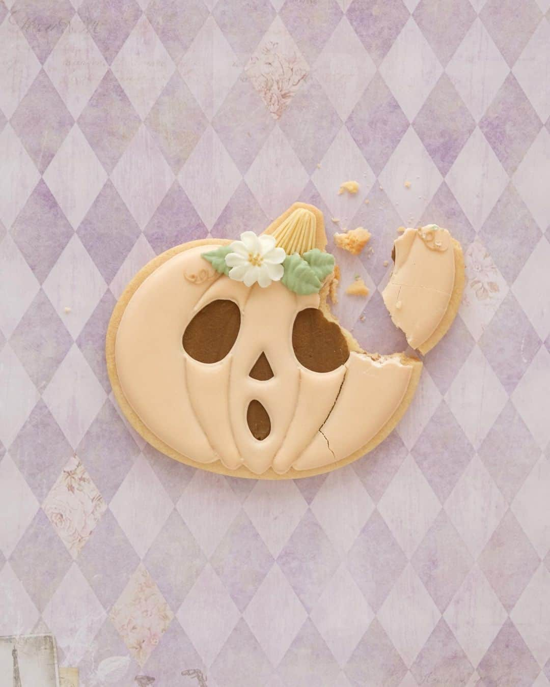 KUNIKAさんのインスタグラム写真 - (KUNIKAInstagram)「Jack o lantern cookie 🎃  画像を整理してたら3年前のハロウィンクッキーを発見しました。 懐かしい🎃🕸️🖤  #artofkunika」10月27日 19時47分 - _kunika_