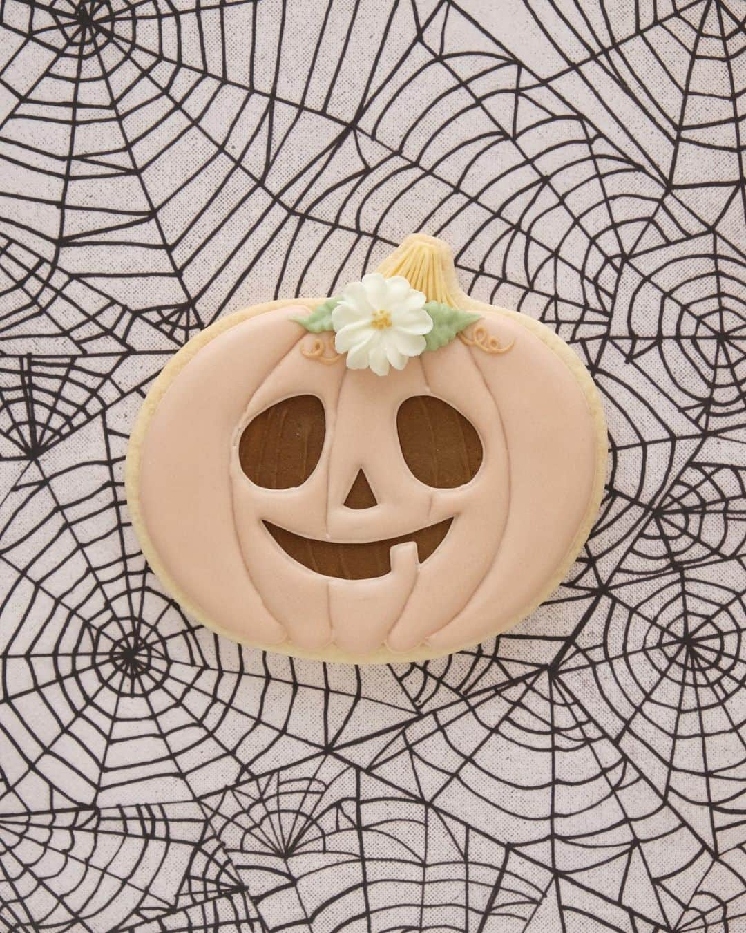 KUNIKAさんのインスタグラム写真 - (KUNIKAInstagram)「Jack o lantern cookie 🎃  画像を整理してたら3年前のハロウィンクッキーを発見しました。 懐かしい🎃🕸️🖤  #artofkunika」10月27日 19時47分 - _kunika_