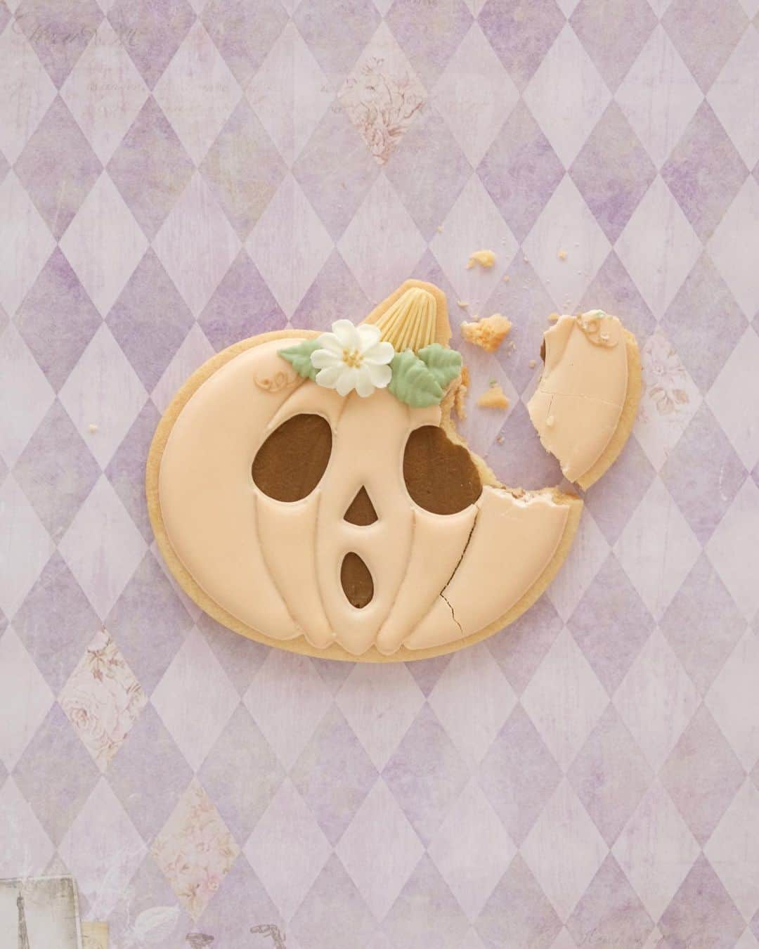 KUNIKAのインスタグラム：「Jack o lantern cookie 🎃  画像を整理してたら3年前のハロウィンクッキーを発見しました。 懐かしい🎃🕸️🖤  #artofkunika」