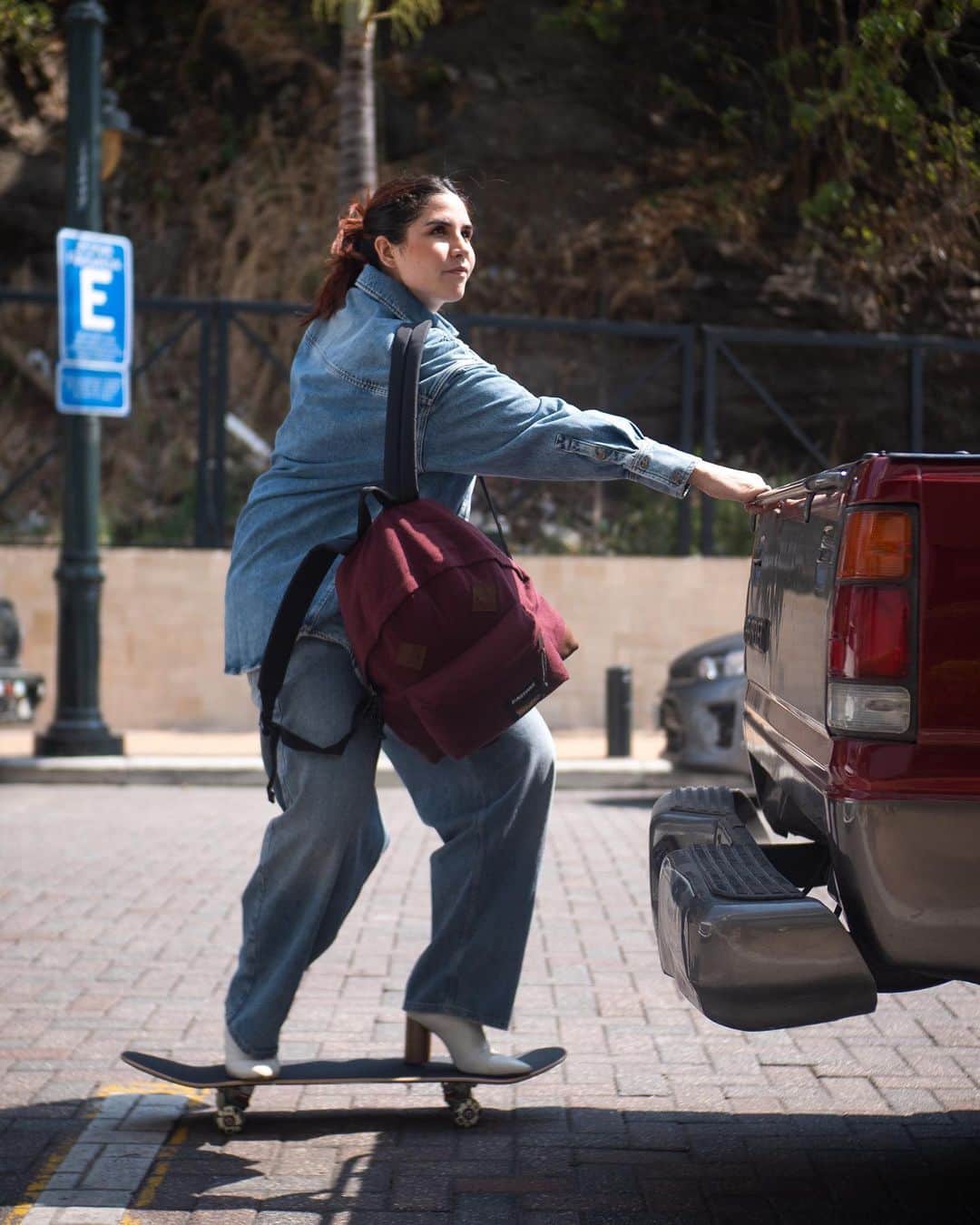 イーストパックのインスタグラム：「Back to iconic scenes with @laangiegonzalez carrying the Padded Pak’r.  Tap the link in our bio to shop the collection. #builttoresist #backtothefuturexeastpak」