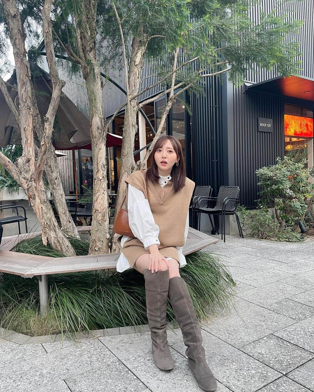 のインスタグラム：「⁡ この写真撮ってるとき、もう秋冬だというのに太もも3ヶ所蚊に刺されました。昔から刺されやすい体質で…きっと血が美味しいのでしょう。足なんて出すもんじゃないやい！」