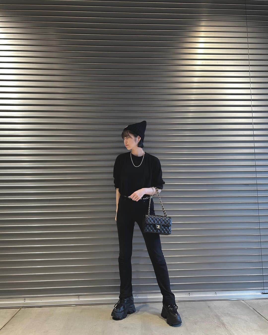 ゆーりのインスタグラム：「珍しく綺麗め系(？) ⁡ ⁡ 全身黒で大人っぽくしてみました〜 どうかな！？🎱🏁⛓🖤⋆͛*͛ ⁡ ⁡ 最後の写真はお母さんと！笑 ⁡ ⁡ ⁡  ⁡ ⁡ ⁡ ⁡ ⁡」