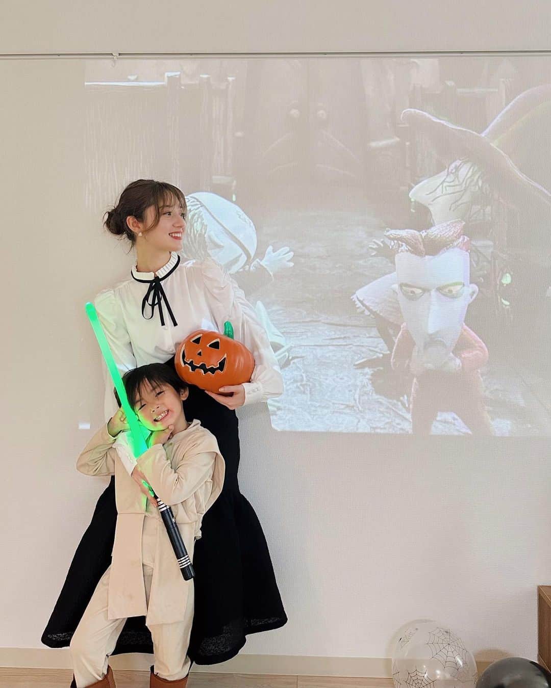 ティファニー春香のインスタグラム：「.  姉ファミリーとひと足先に ハロウィンパーティー🎃🕸  幼少期から大好きだったイベント、 甥っ子達とも楽しめるようになって嬉しい♪  今年は本格的なジェダイになりきり、 大満足のようでした👏🏻✨✨笑  最後2枚は昔のアメリカでのハロウィン🧛🏻‍♂️ 毎年皆の個性溢れる衣装を見るのが楽しみだったな☺️  #halloween」