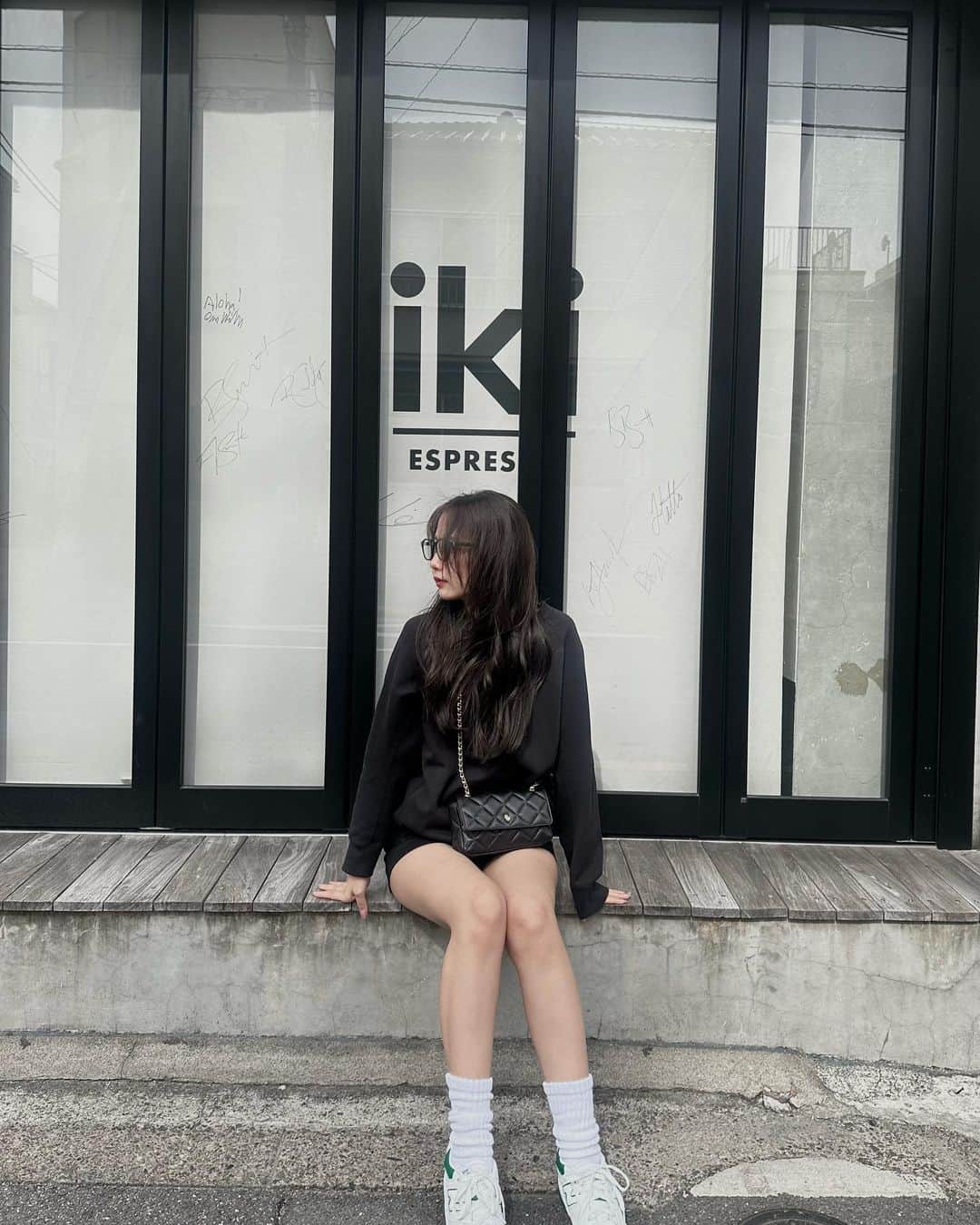 塚本いづみのインスタグラム：「. 長袖に半ズボンのシルエットだいすき🫰🏽🩵」