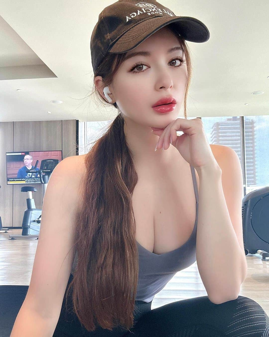 AMI（アミ）さんのインスタグラム写真 - (AMI（アミ）Instagram)「back to the gym 💪  バンコク戻って最近ジム頑張ってる🔥 脚が筋肉痛すぎて階段登るだけで悲鳴あげてる😂  #バンコク #タイ #バンコク生活 #ジム女子 #ジムウェア #トレーニング #筋肉痛 #bangkok #thailand #thailandgram #gymgirls #halfjapanese #balenciaga」10月27日 20時03分 - amyypatton