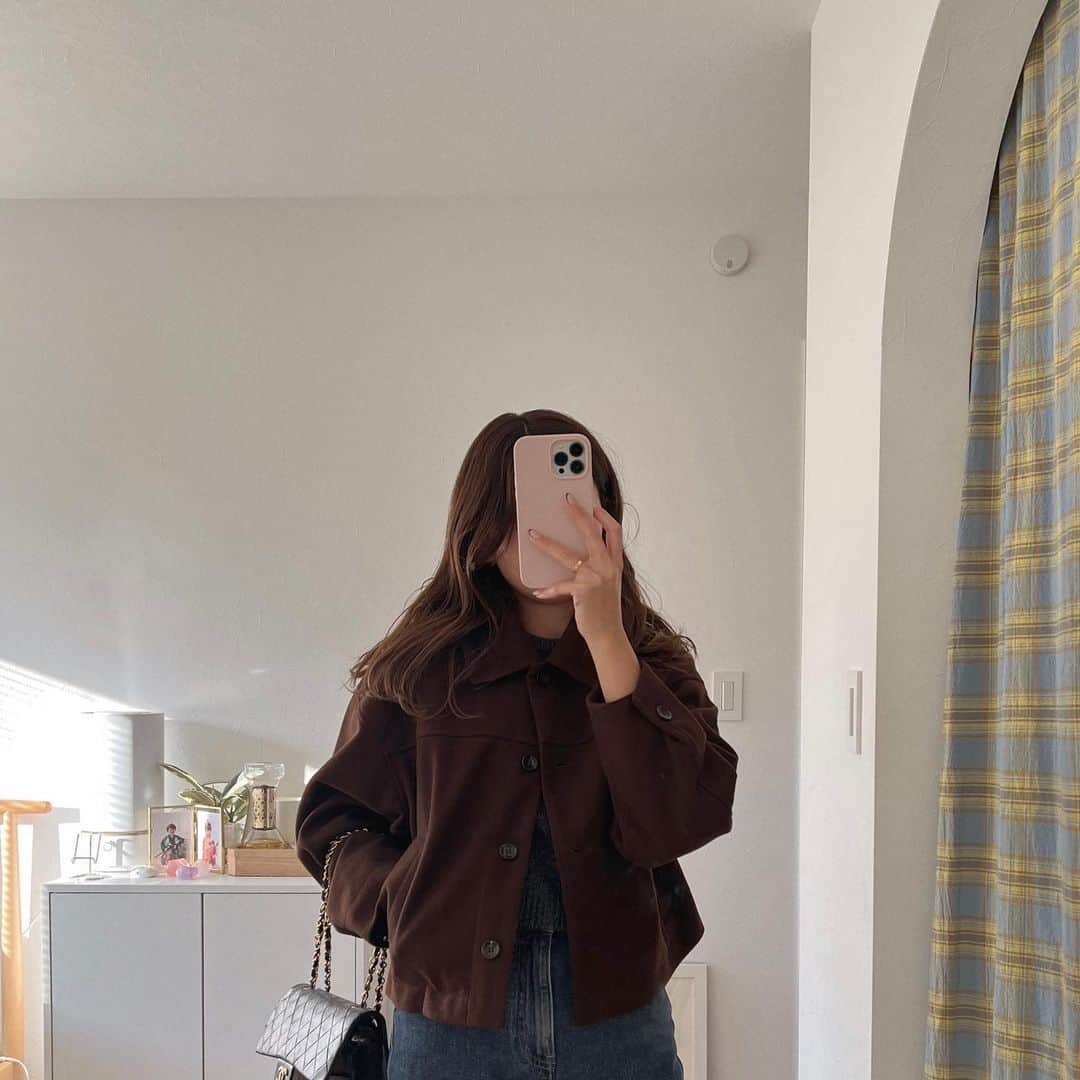 manaのインスタグラム：「. 今日はこのジャケットきてお出かけした🤎 今回お洋服作るにあたって絶対入れたかったアイテム😃🤍 オススメなの🥹  #しまむらコラボ #lourne #まなきょうふく #しまむら #ジャケットコーデ #アウターコーデ」