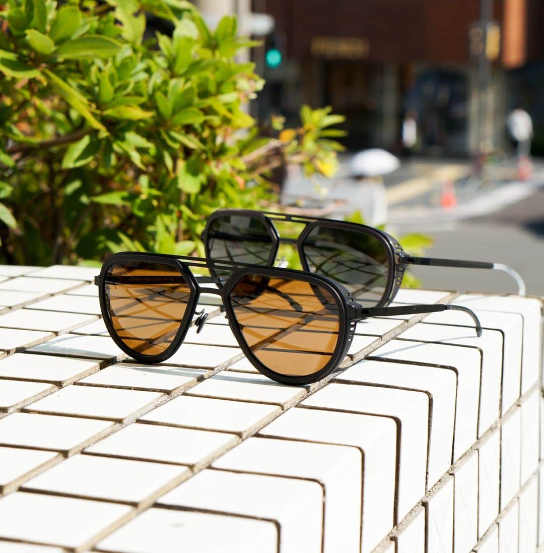 のインスタグラム：「【New Arrival MYLON HYBRID ”CYPRESS”】  人気Collection MYLON HYBRIDより新先のCYPRESSをご紹介いたします。 一見クラシカルなアビエータータイプのサングラスに見えますが、ステンレスとMYLONを組み合わせる事によりモダンな雰囲気となります。 ステンレスのブリッジ部分がラインのようにくり抜かれていたり、サイドから見た際MYLON部分も同様にくり抜かれており細部までこだわったモデルとなっております。 その他にも新作が入荷しております、ぜひ店頭にてご覧くださいませ。  New Arrival MYLON HYBRID CYPRESS  We are pleased to introduce the new arrival "CYPRESS" from our popular collection MYLON HYBRID. At first glance, they look like classic aviator-type sunglasses, but the combination of stainless steel and MYLON gives them a modern look. The stainless steel bridge is hollowed out like a line, and the MYLON part is also hollowed out when viewed from the side, making it a model with attention to detail. Other new items are also in stock, please visit our store.  #mykita  #mykitamylon  #sunglasses  #sunglassesfashion  #マイキータ  #サングラス」