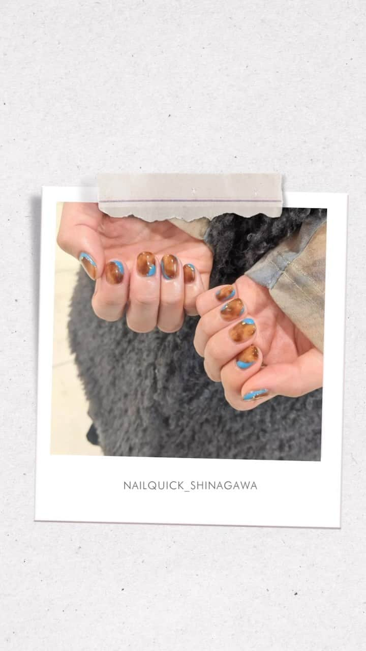 ネイルサロンならネイルクイックのインスタグラム：「べっ甲ネイル👢🍂 @nailquick⁣ ⁣ ⁣ 〰️🏷①⁣ @nailquick_lusca_chigasaki⁣ ネイルクイックラスカ茅ヶ崎店⁣ ⁣ 〰️🏷②⁣ @nailquick_shinagawa ⁣ ネイルクイック品川店⁣ ⁣ 〰️🏷③⁣ @nailquick_shinyokohama ⁣ ネイルクイック新横浜プリンスぺぺ店⁣ ⁣ 〰️🏷④まいめ⁣ @nailquick_lusca_chigasaki⁣ ネイルクイックラスカ茅ヶ崎店⁣ ⁣ 〰️🏷⑤⁣ @nailquick_kyodocorty ⁣ ネイルクイック経堂コルティ店⁣ ⁣ 〰️🏷⑥⁣ @nailquick_atre_akihabara ⁣ ネイルクイックアトレ秋葉原１店⁣ ⁣ ⋱⋰ ⋱⋰ ⋱⋰ ⋱⋰ ⋱⋰ ⋱⋰ ⋱⋰⁣ ⁣ デザインに使われているカラー、ストーン、パーツ等に関しましては、店舗によって在庫状況が異なります。⁣ 在庫切れの場合は、似ているカラー、ストーン、パーツをご案内させていただくことがございますので、あらかじめご了承ください。⁣ ⁣ ⋱⋰ ⋱⋰ ⋱⋰ ⋱⋰ ⋱⋰ ⋱⋰ ⋱⋰⁣ ⁣ ⁣ 🟫#ネイルサロン は @nailquick⁣ 🟪#ジェルネイル は @nailparfaitgel⁣ ⬜️#ハンドケア には @spanail_product⁣ ⁣ ⁣ ⁣ 🤚🏼✋🏼 #ネイルクイック⁣ ⁣ お爪の健康を考えたネイル専門店⁣ ケア、マニキュア、ジェルネイル、お客さまのご要望やお爪の状態を伺い、一人ひとりにあうメニューをご提供します。⁣ ⁣ ⋱⋰ ⋱⋰ ⋱⋰ ⋱⋰ ⋱⋰ ⋱⋰ ⋱⋰⁣ ⁣ ⁣ #べっ甲ネイル #鼈甲ネイル #べっこうネイル #シンプルネイル #ブラウンネイル #流行りネイル #秋ネイル2023 #べっ甲ネイルデザイン #オータムネイル #Autumnnails2023」