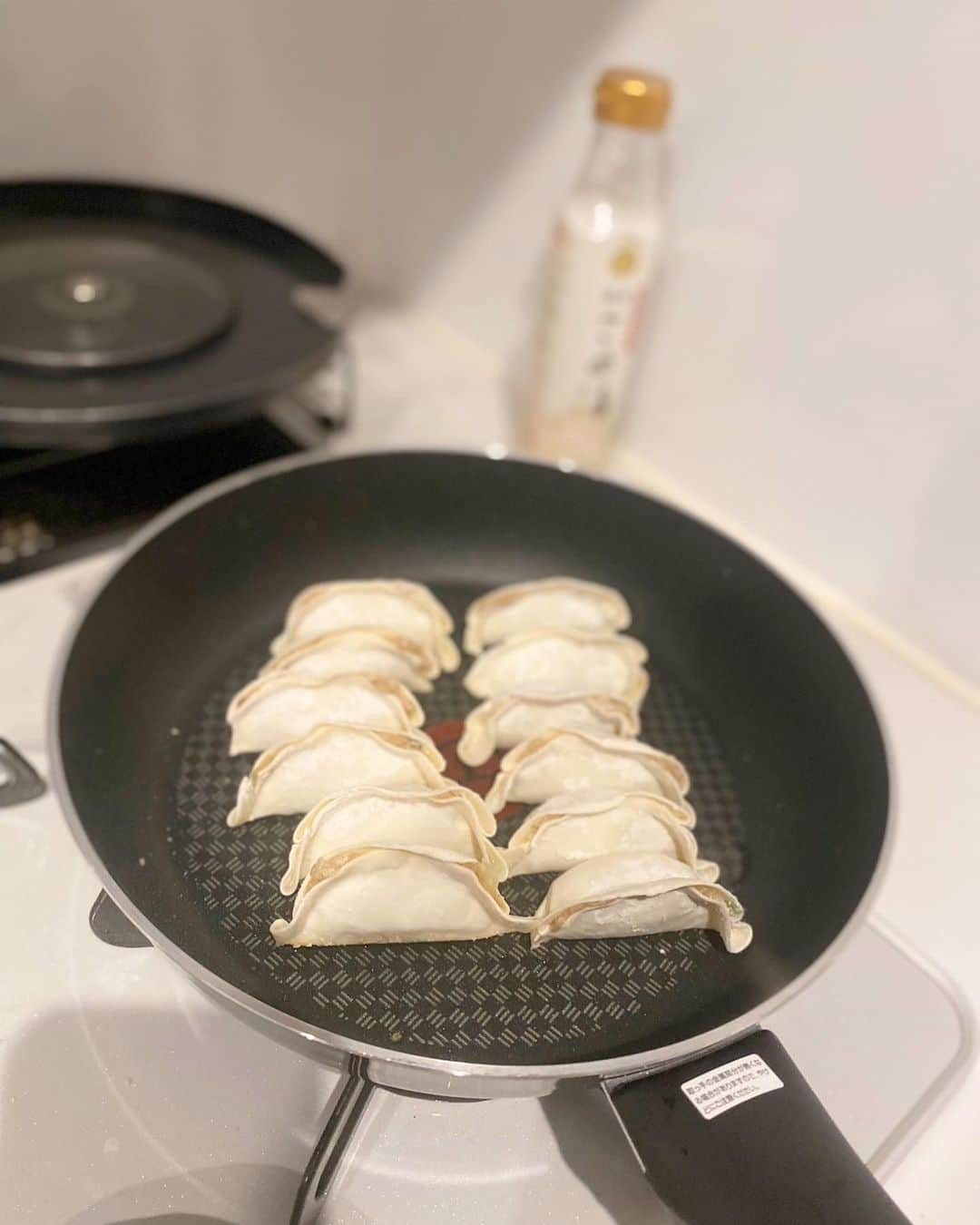 大谷朋子さんのインスタグラム写真 - (大谷朋子Instagram)「♡ * 餃子好きな我が家では、 夜ご飯に餃子をよく食べます！ * 今回は2023年7月にリリースした、 日本の“良いモノ”を集めた食品通販サイト 「Hinoichi」で、東海地方で有名な 「あじへい餃子」をお取り寄せ🥟 * 餃子あじへいは、東海地方に拡大しているチェーン店で三重県のソウルフード！ 東海地方では1日に2万個以上売れているという大人気餃子。 * 自社工場から一つ一つ直送していて、 お肉は味平独自の黄金比率でブレンドされていて、野菜は国産野菜をたっぷり使用！ 皮はブランド小麦を使用して、薄皮にこだわって作られています。 * 外はパリッ！！ 中はじゅわ〜🥟🥟 * お肉たっぷりで食べ応えあります。 息子もパクパク食べていました♪ * 紅生姜を添えるのが伊勢餃子の食べ方 だそうで、この組み合わせは初めてでしたが美味しかったです！ * 生産者の思いが伝わる逸品を 全国にお届けするHinoichi🗻 公式LINEを登録すると入荷・出店情報の情報がいち早く受け取れるので、ぜひチェックしてみてください。 * * #PR #あじへい餃子  #Hinoichiあじへい餃子 #Hinoichi #餃子 #餃子好き #ギョーザ #伊勢餃子」10月27日 19時59分 - tomoko_ohtani