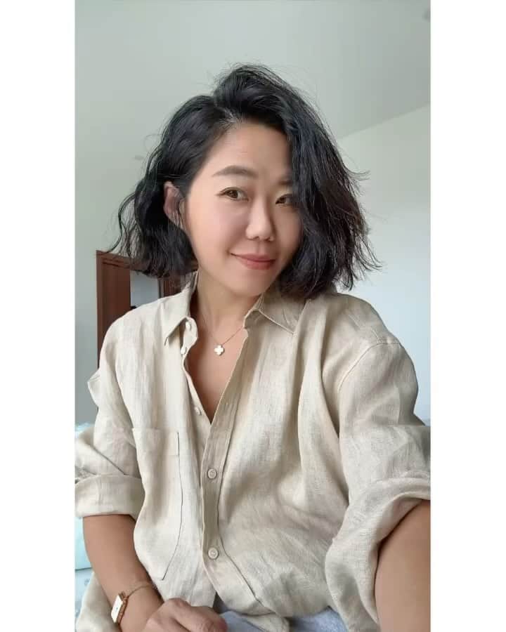 のインスタグラム：「加上大家都知道我前陣子先燙了頭髮👉再修短長度 我覺得很好看，我自己很喜歡😆  家裡的直男都沒有什麼反應 我就「以為」他們「應該」也覺得不錯 沒想到昨天吃飯時候我老公先開口了 老公：其實我很想跟你講一件事，你直髮的時候怎樣都好，可是你燙捲真的不好看！ 阿弟：對對對~爸爸你說的沒錯！我也覺得媽媽這樣很奇怪！ 我：你自己頭髮也Q毛就不奇怪嗎？ 阿弟：我們的Q是不一樣的Q啊，而且我是男生，我捲捲的不會奇怪！ 我：哪有這樣的，女生燙明明也好看 阿弟：你這樣很像阿嬤！  😅😅😅 我趕快看向亞歷，想要跟他討救兵 結果…. 亞歷：媽媽…我也覺得你燙捲不好看。可是，我覺得你開心最重要！  另外兩個臭直男也立馬附和 說他們只是「個人意見」，我開心就好🤣  我立刻跟他們說 兒子們，你們頭髮都已經太長刺到眼睛很邋遢 老公，你14年來頭髮都長一模一樣「無趣」 我也是給你們我的意見，你們開心就好😄  你們大家評評理~這個髮型怎麼樣🥺 放心我不會生氣🤩」