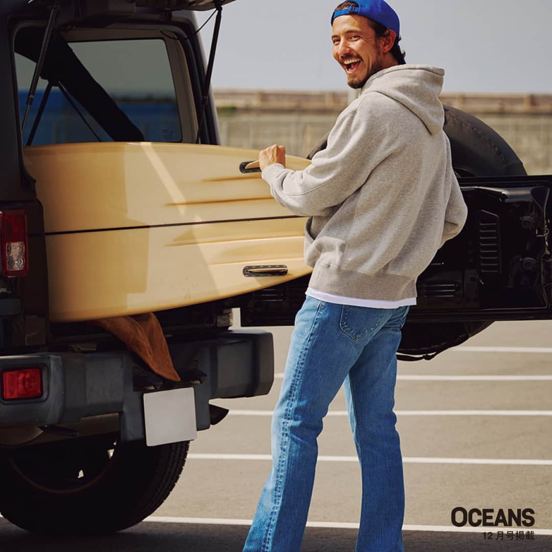 リーのインスタグラム：「【OCEANS 12月号掲載】  .  AMERICAN RIDERS   USEDカラーのブーツカットで往年のサーファースタイルに <102 BOOT CUT> 1970年代にウエスタンブーツと合わせるジーンズとして発売し、当時の流行りをリードしたブーツカット。 膝から裾にかけて広がるフレアラインによる脚長効果も。  ・モデル着用 lot.LM8102-546   #lee #oceans #leejapan #leejeans #americanriders #リー #オーシャンズ #リージャパン #アメリカンライダース」