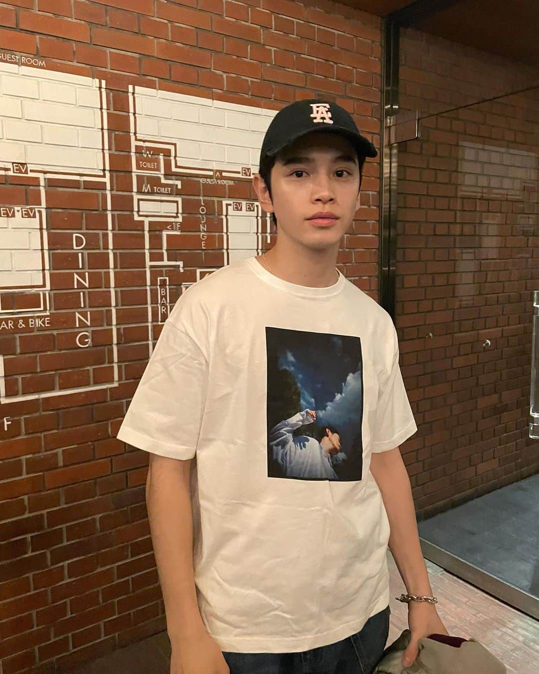 鈴木康介さんのインスタグラム写真 - (鈴木康介Instagram)「Tシャツもデザインしました👕 皆さんゲットしてくれましたか？ 僕のこだわりが詰まったTシャツになってます！ お揃いしましょ〜！ ちなみに僕の着てるのはMサイズです✌️」10月27日 20時00分 - lespros_kosuke