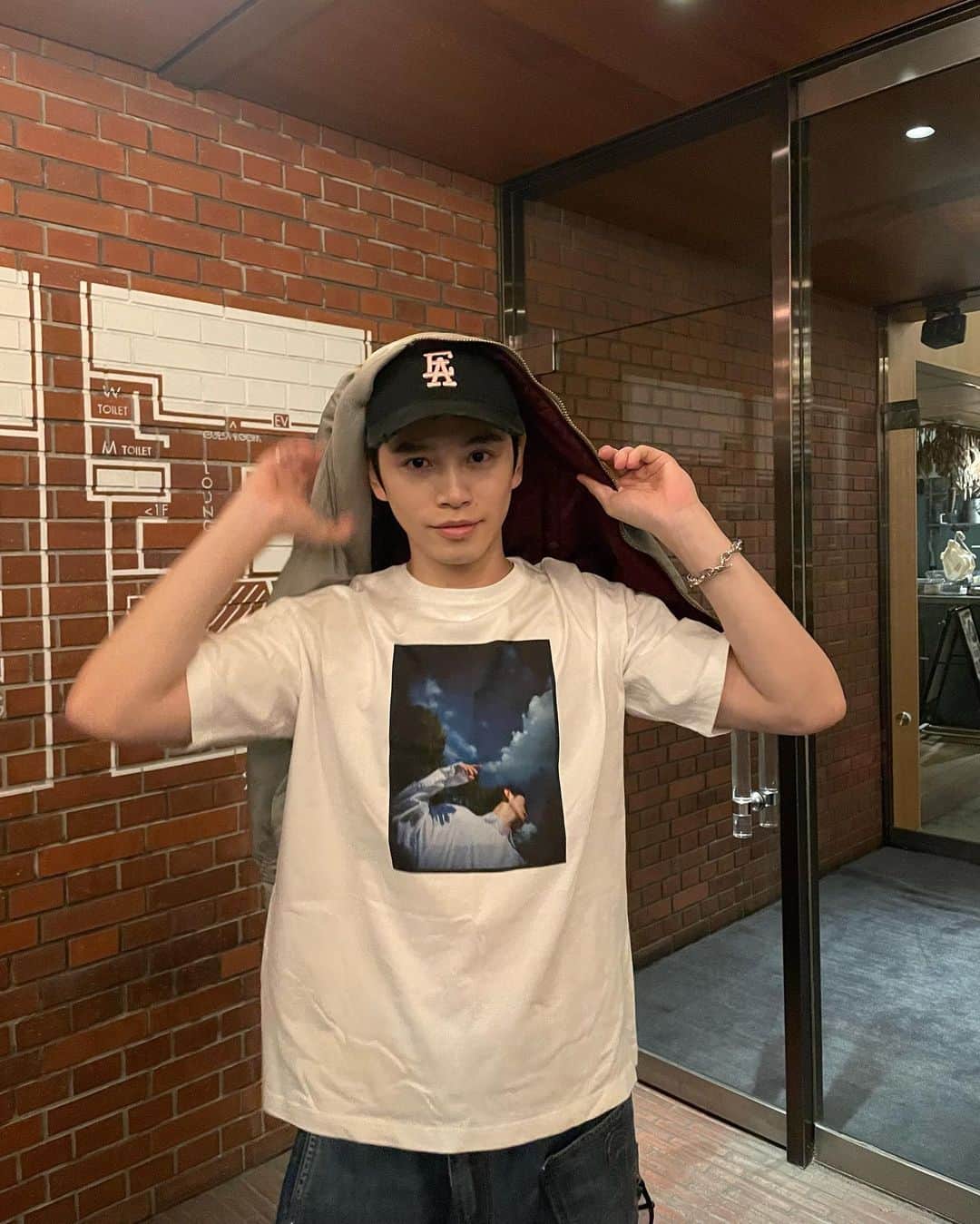 鈴木康介のインスタグラム：「Tシャツもデザインしました👕 皆さんゲットしてくれましたか？ 僕のこだわりが詰まったTシャツになってます！ お揃いしましょ〜！ ちなみに僕の着てるのはMサイズです✌️」
