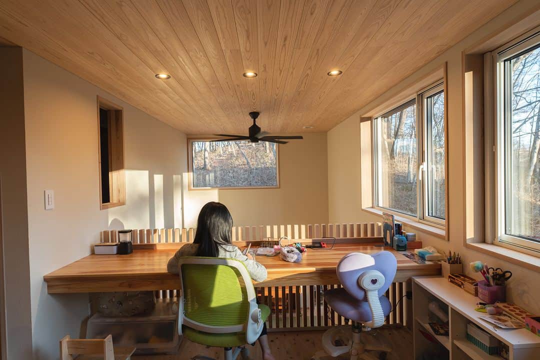 美し信州建設さんのインスタグラム写真 - (美し信州建設Instagram)「森のなかのワークスペース  吹抜けに面した2階ホールを勉強と家族共有の図書スペースに。  視線の先には大きく開口部を設け、季節や時間の変化を感じられます。  【自然と暮らす豊かな木の家】 --------------------------------------------  信州の街に、自然に、人に寄り添うロングライフデザインの住まい。 美しい本物の木の住まいをお届けします。  A Long Life Design home that harmonizes with nature and people in the towns of Shinshu. We deliver homes crafted from exquisite, authentic wood – residences that truly embrace the essence of nature and community.  -------------------------------------------- ▼最新のイベント情報や家づくりの事例は @utukusinshuu のURLからご覧いただけます。  #軽井沢 #杉板張り天井 #造作デスク #ワークスペース #図書スペース #長野県 #上田市 #美し信州建設 #木の家 #自由設計 #注文住宅 #建築士とつくる家 #丁寧な暮らし」10月27日 20時00分 - utukusinshuu