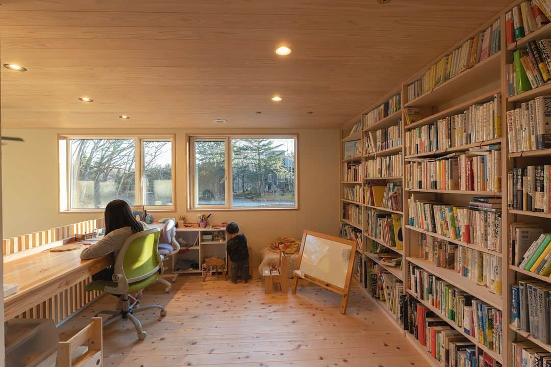 美し信州建設のインスタグラム：「森のなかのワークスペース  吹抜けに面した2階ホールを勉強と家族共有の図書スペースに。  視線の先には大きく開口部を設け、季節や時間の変化を感じられます。  【自然と暮らす豊かな木の家】 --------------------------------------------  信州の街に、自然に、人に寄り添うロングライフデザインの住まい。 美しい本物の木の住まいをお届けします。  A Long Life Design home that harmonizes with nature and people in the towns of Shinshu. We deliver homes crafted from exquisite, authentic wood – residences that truly embrace the essence of nature and community.  -------------------------------------------- ▼最新のイベント情報や家づくりの事例は @utukusinshuu のURLからご覧いただけます。  #軽井沢 #杉板張り天井 #造作デスク #ワークスペース #図書スペース #長野県 #上田市 #美し信州建設 #木の家 #自由設計 #注文住宅 #建築士とつくる家 #丁寧な暮らし」