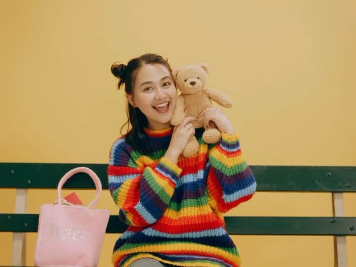 のインスタグラム：「2.Bestie🧸 . 私にとって友達はなくてはならない存在で 私以上に私を理解してくれてたり 誰よりも笑顔にする力があったり あなたの大好きな友達と熱唱してほしい曲てす👥❤️ いつもいつも、ありがとうね。 . 📹 @nao_sgmt 💄 @3forest_hairmake  👗 @eieioieie  👕 @freaksstore_official 👖 @mici_official_ @rosebud_official . #messybag」