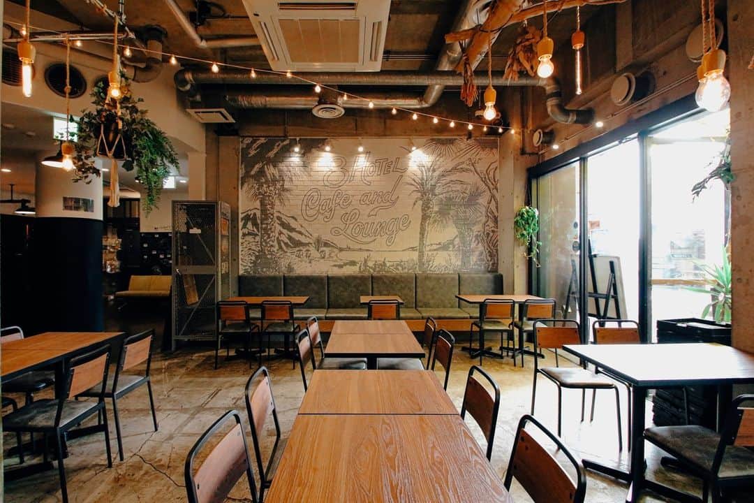 8hotelさんのインスタグラム写真 - (8hotelInstagram)「our lounge cafe⁠ ローカルもビジターも集う場所。楽しい時をお過ごしください。⁠」10月27日 20時00分 - 8hotel_fujisawa