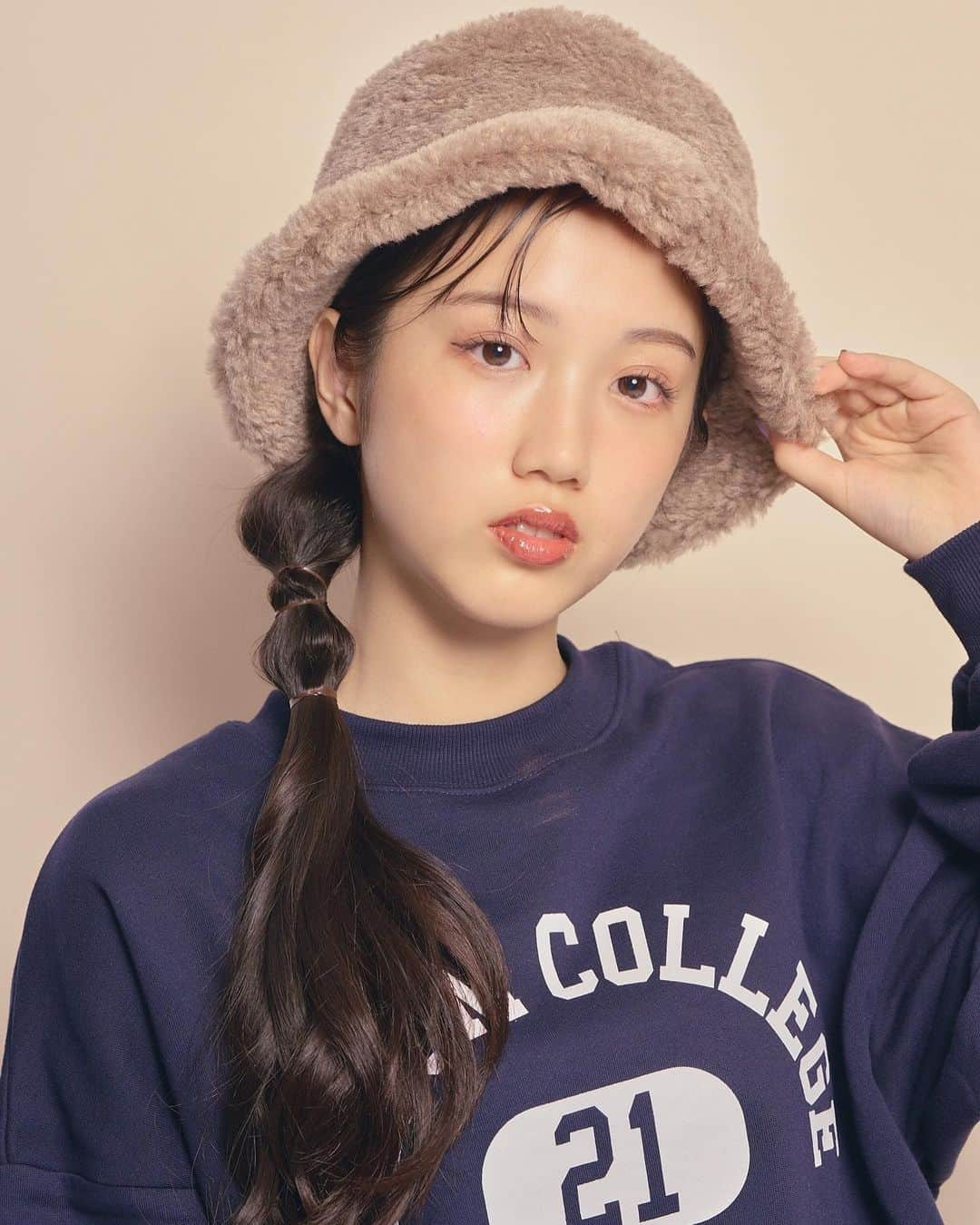 Popteenさんのインスタグラム写真 - (PopteenInstagram)「WEB版Popteen11月号『冬のあったか帽子ありきヘアアレ』特集のアザーカット⛄️  冬素材の帽子を使えば 黒髪でも簡単ヘアアレでもおしゃれ度🆙  ボアバケハは、サイドポンポン結びで すっきりクールなフンイキに🦋  ヘアアレ方法は無料WEBマガジンで紹介してるよ✨  #Popteen#クリエイターモデル#ほにょは#山戸穂乃葉#ヘアアレ#ヘアアレンジ#冬ヘアアレ#冬帽子#ボアバケットハット#ボアバケハ#バケハ#バケハヘア#ljk#jk3#sjk#jk2#fjk#jk1#PopteenMedia#WEBマガジン#アザーカット」10月27日 20時00分 - popteen_official