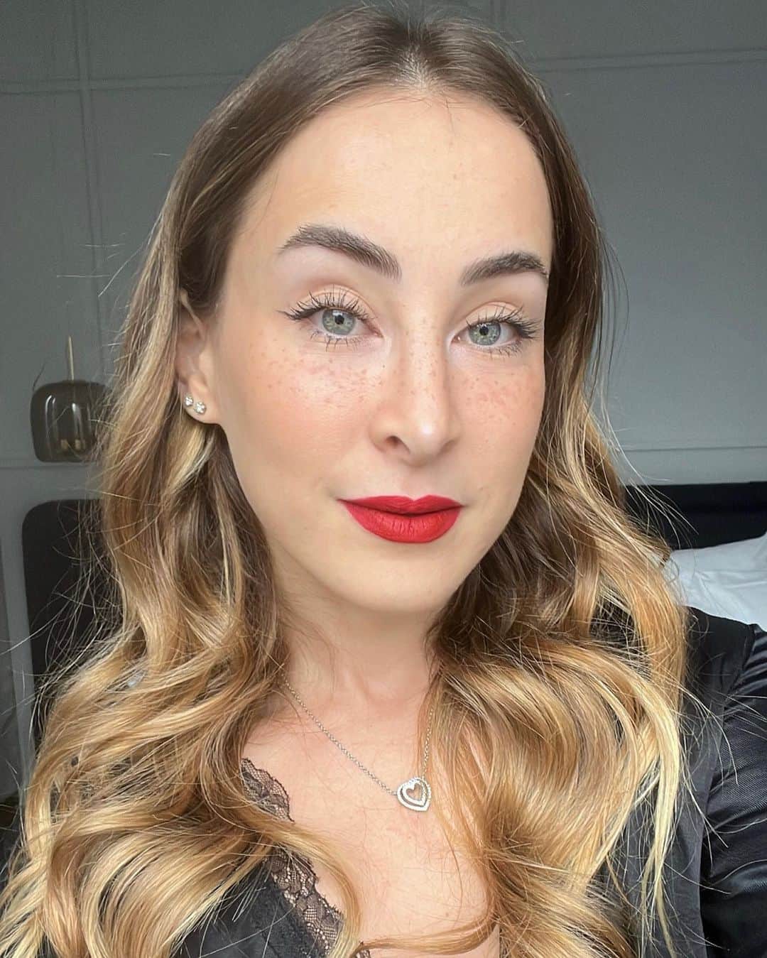 カルロッタ・フェリートのインスタグラム：「Chissà come ci si sente a essere i preferiti sulla terra e avere le lentiggini naturali, il quarto video è la cosa più bella che vedrai oggi sono sicura, nonni a Milano & cappuccino, ultima slide tatuatela nel cervello ciauuu」