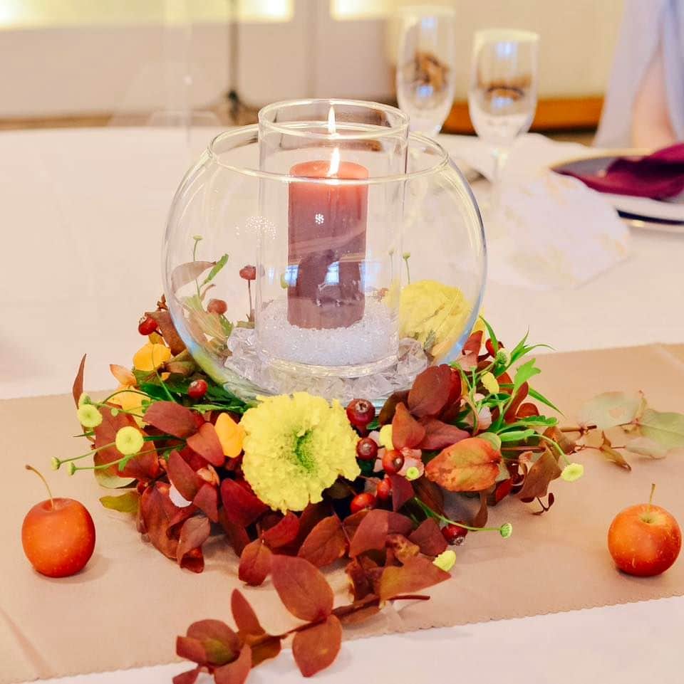 ロゼアンシャルム/Roseun Charmeのインスタグラム：「𓊈 @roseuncharme 𓊉 装花コーディネートのご紹介です🍎🍂  秋を感じるあたたかいコーディネートです🍁༄ 赤いキャンドルを中心に小さなリンゴや 木の実なども飾られていて とてもかわいらしいですよね♩  おふたりのテーブルナプキンは お祝いの席にぴったりな 亀と鶴の形に折られています。  当ホテル専任のフローリストが おふたりのイメージに沿ったコーディネートを ご提案いたします🕯️꙳⋆  #新横浜グレイスホテル #ロゼアンシャルム ✎*┈┈┈┈┈┈┈┈┈┈┈ #装花 #テーブル装花 #装花コーディネート #披露宴会場コーディネート #テーブルコーディネート #ウェディング #会場コーディネート #2024冬婚 #横浜結婚式 #チャペル #結婚式場#プロポーズ #結婚報告 #ホテルウェディング #新横浜結婚式場 #入籍しました #挙式演出 #ウエディングドレス #2024春婚 #新横浜 #横浜ウェディング #結婚指輪 #2024秋婚 #入籍#ブライダルフォト #結婚式演出 #婚約 #2024夏婚」