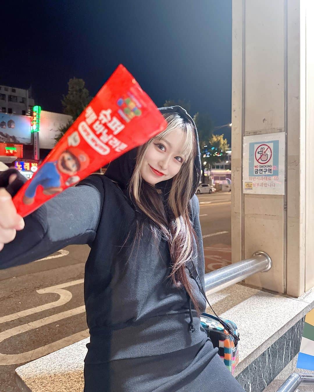 えりぴょんのインスタグラム：「. . イッツミーマーリオ🍨❤️ . . ちなみにこのアイス美味しくなかった🥹 . . . . . . .  #韓国 #韓国旅行 #マリオ #アイス #明洞」