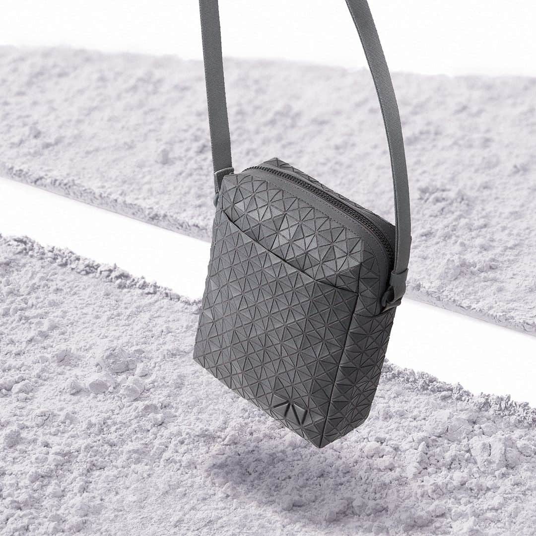BAO BAO ISSEY MIYAKE Official Instagram accountのインスタグラム：「【KURO SERIES】 "VOYAGER ONE-TONE"  Release Month: October, 2023 *The release month might be different in each country.  #baobaoisseymiyake #baobao #isseymiyake #baobaoisseymiyakeAW23」