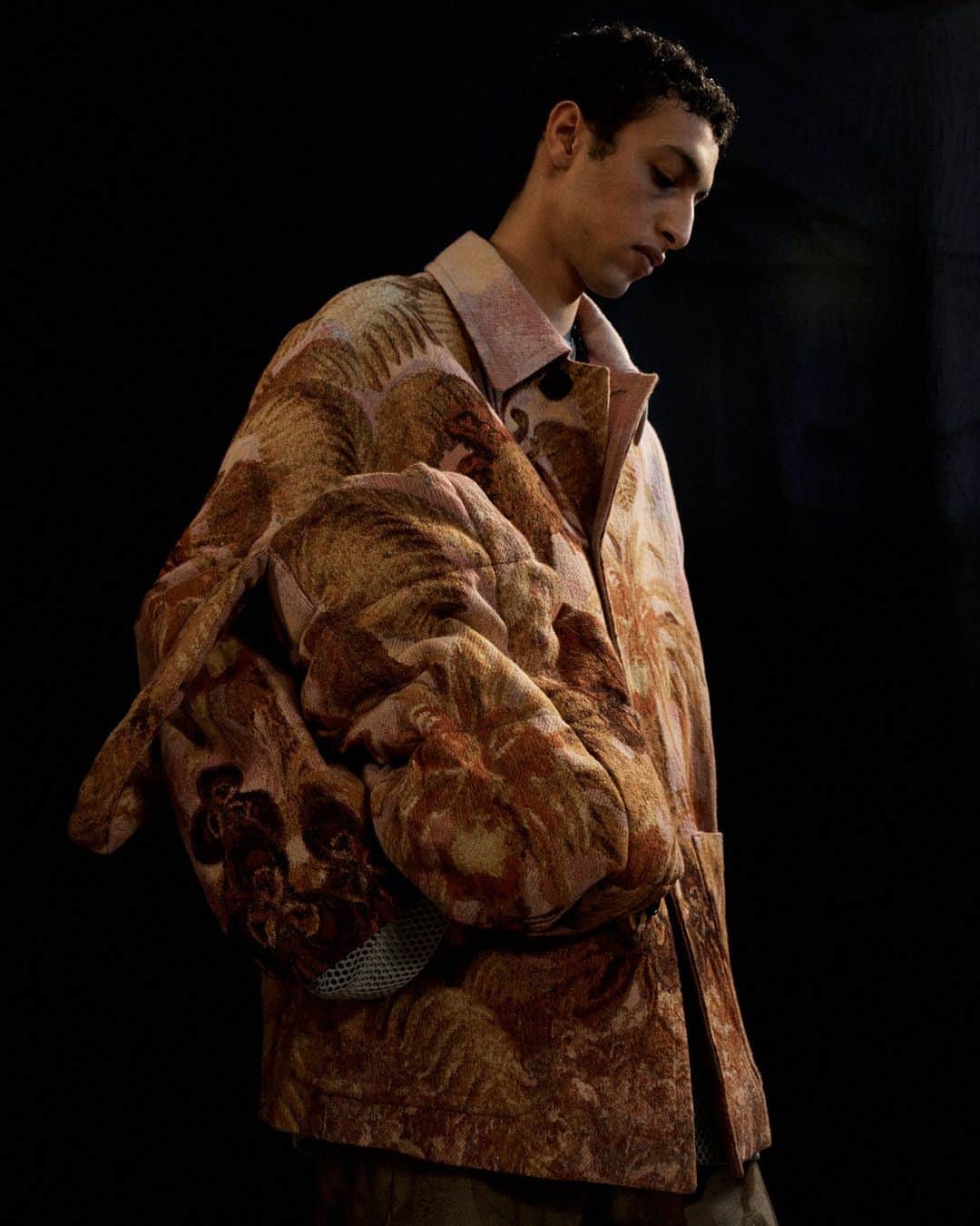 ドリス・ヴァン・ノッテンのインスタグラム：「MEN AUTUMN WINTER 2023  Anass is wearing look 41.  Oversized engineered jacquard jacket with floral motif.  Large quilted bag with matching floral motif.  #DriesVanNoten #DVNAW23」