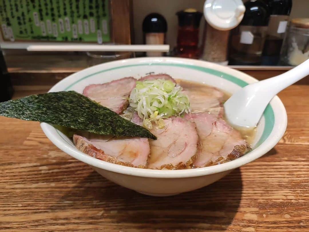 つけMen野郎のインスタグラム：「焼豚支那そば 青竹打ち中華そば 麺壱吉兆 またまた吉兆。この日は焼豚支那そばを。スープは中華そばと同様なんだけど、支那そばは魚介スープを足しているような感じ。中華そばによりうまさを追加するようでめちゃうまい。中華そば同様に油分も強いんだが、スープをぐいぐい飲んでしまう。青竹打ちの麺もプルンとした食感でうまい。そして焼豚よ。やっぱりアンタはうまかったよ！トッピング代300円でこんなに食べられて嬉しいよ。今度はつけ麺系と炙り焼豚丼にしようと思う。」
