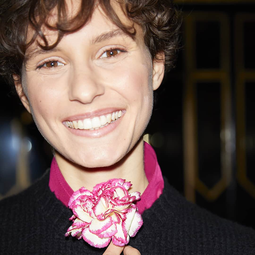 のインスタグラム：「Une touche de rose. Pull Laia noir Chemise Maureen rose - A touch of pink. Black Laia sweater Pink Maureen shirt  @hotelchateauvoltaire  #inesdelafressange #inesdelafressangeparis #fallwinter2023 #parisianchic」