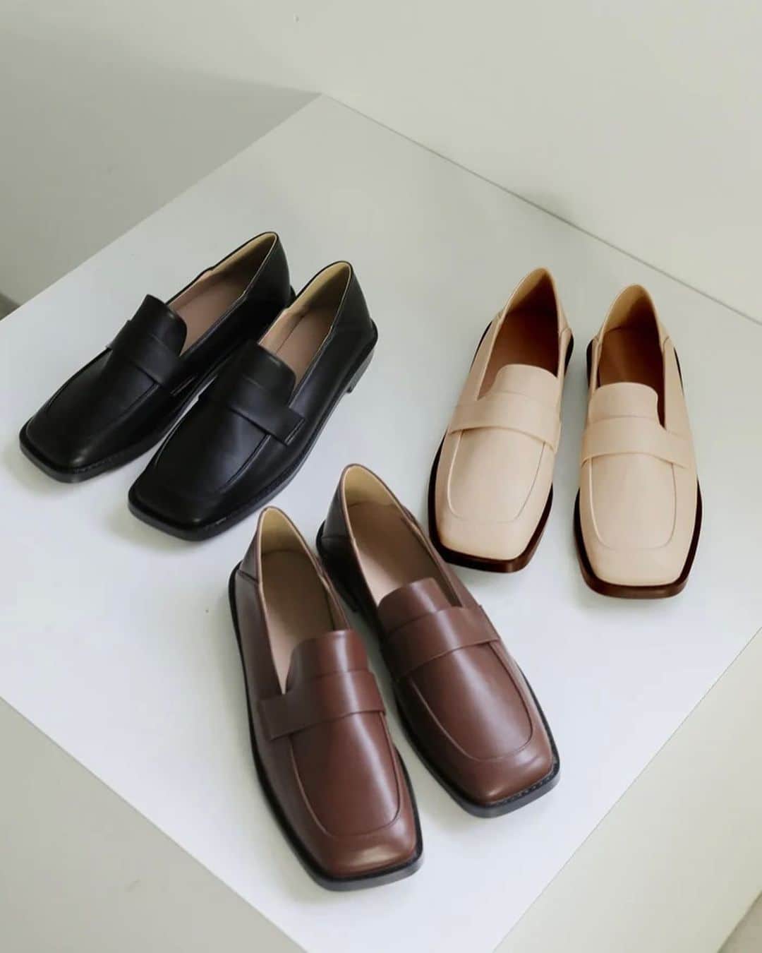 moca さんのインスタグラム写真 - (moca Instagram)「. recommend shoes  item  どんなコーデにも合わせやすいシューズを5アイテムご紹介。 これからのシーズンにもおすすめです。  No. 20001063 スクエアトゥフェイクレザーベーシックローファー price : 4,950（yen）  No. 20001195 スクエアサイドジップショートブーツ price : 8,800（yen）  No. 10005821 柔らかく履きやすいフェイクレザーゴールドビット付きローファー price : 4,950（yen）  No. 20001022 フェイクレザースクエアトゥパンプス price : 4,950（yen）  No. 10009302 サイドゴアブーツ price : 5,995（yen）    #selectmoca  #セレクトモカ」10月27日 20時02分 - selectmoca