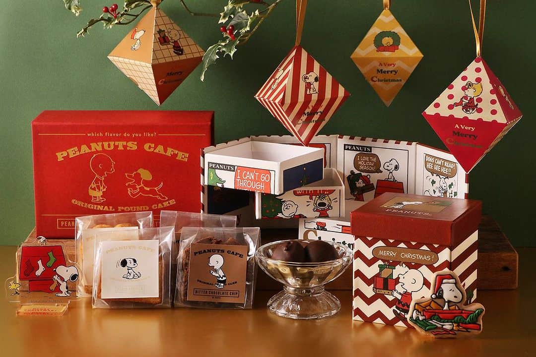 のインスタグラム：「coming soon... | GOODS  \ HAPPY HOLIDAYS！！ /  “GIFT”をテーマにしたクリスマス限定グッズが登場！  昨年初登場し、大好評だったクリスマスBOXやクリスマス限定パッケージのパウンドケーキ、ご自宅のツリーにも飾れるオーナメント仕様の焼き菓子など、大切な人へのギフトや自分へのご褒美にぴったりなアイテムをご用意しました。  □クリスマスギフトBOX 2023  ———————— 会員様限定！いち早くゲットできるチャンス到来！ PEANUTS FRIENDS CLUB(ピーナッツ フレンズ クラブ)の会員様限定で、一般販売に先駆けて先行のご注文を承ります。 詳細は公式ファンクラブにてご確認ください。  〈先行予約期間〉 11月1日(水)19:00～11月15日(水)午前9：59  ———————— □クリスマスパウンドケーキセット バニラ・ビターチョコ ※1 □クリスマスオーナメントsweets エキャル □クリスマスオーナメントBOX   -販売日 2023年11月15日(水) ※1：パウンドケーキ(クリスマス限定パッケージ)のみ11月1日(水)より販売いたします。  -販売店舗  PEANUTS Cafe 全店舗 PEANUTS Cafe オンラインショップ  ————————  また、『HAPPY HOLIDAYS！！“暖かく幸せに満ちた素敵な時間”』をコンセプトにしたクリスマスメニューや、PEANUTSの世界観をモチーフにした、毎年恒例のクリスマスツリーもお楽しみに！ 詳しくは、引き続きPEANUTS Cafe公式HPやSNSにてご確認ください。  ————————  詳しくは、@peanutscafe_tokyo トップのリンクより、HPにてご確認ください。」