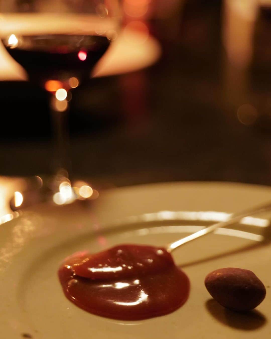 矢野未希子さんのインスタグラム写真 - (矢野未希子Instagram)「ポルトガルのポートワインに実穂ちゃんのキャラメルを楽しんだ夜🍷甘めのポートワインはやっぱり世界一好き。 深みのある甘さはチョコレートやキャラメルに相性最高。 美味しい… ポルトガルの記憶が一気に脳裏に蘇ってきた🫧  4枚目は初めていただいたサルナシ。 小さいキウイみたい🥝で美味しかった。 実穂ちゃん、口の中幸せにしてくれてありがとう💫」10月27日 20時04分 - mikko1104