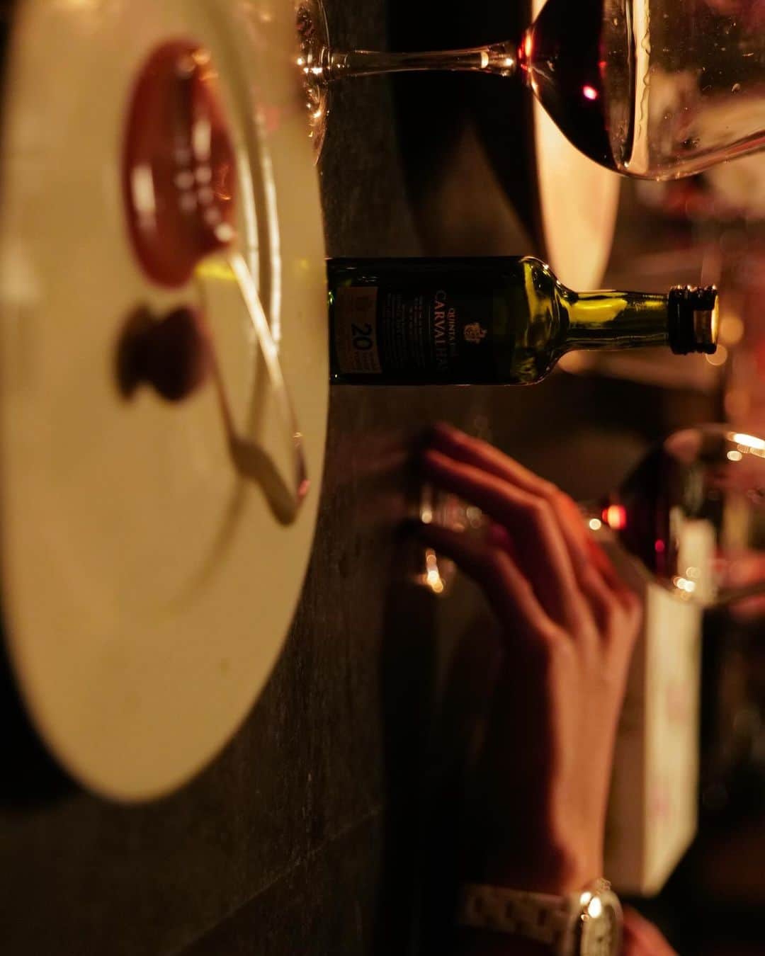 矢野未希子さんのインスタグラム写真 - (矢野未希子Instagram)「ポルトガルのポートワインに実穂ちゃんのキャラメルを楽しんだ夜🍷甘めのポートワインはやっぱり世界一好き。 深みのある甘さはチョコレートやキャラメルに相性最高。 美味しい… ポルトガルの記憶が一気に脳裏に蘇ってきた🫧  4枚目は初めていただいたサルナシ。 小さいキウイみたい🥝で美味しかった。 実穂ちゃん、口の中幸せにしてくれてありがとう💫」10月27日 20時04分 - mikko1104
