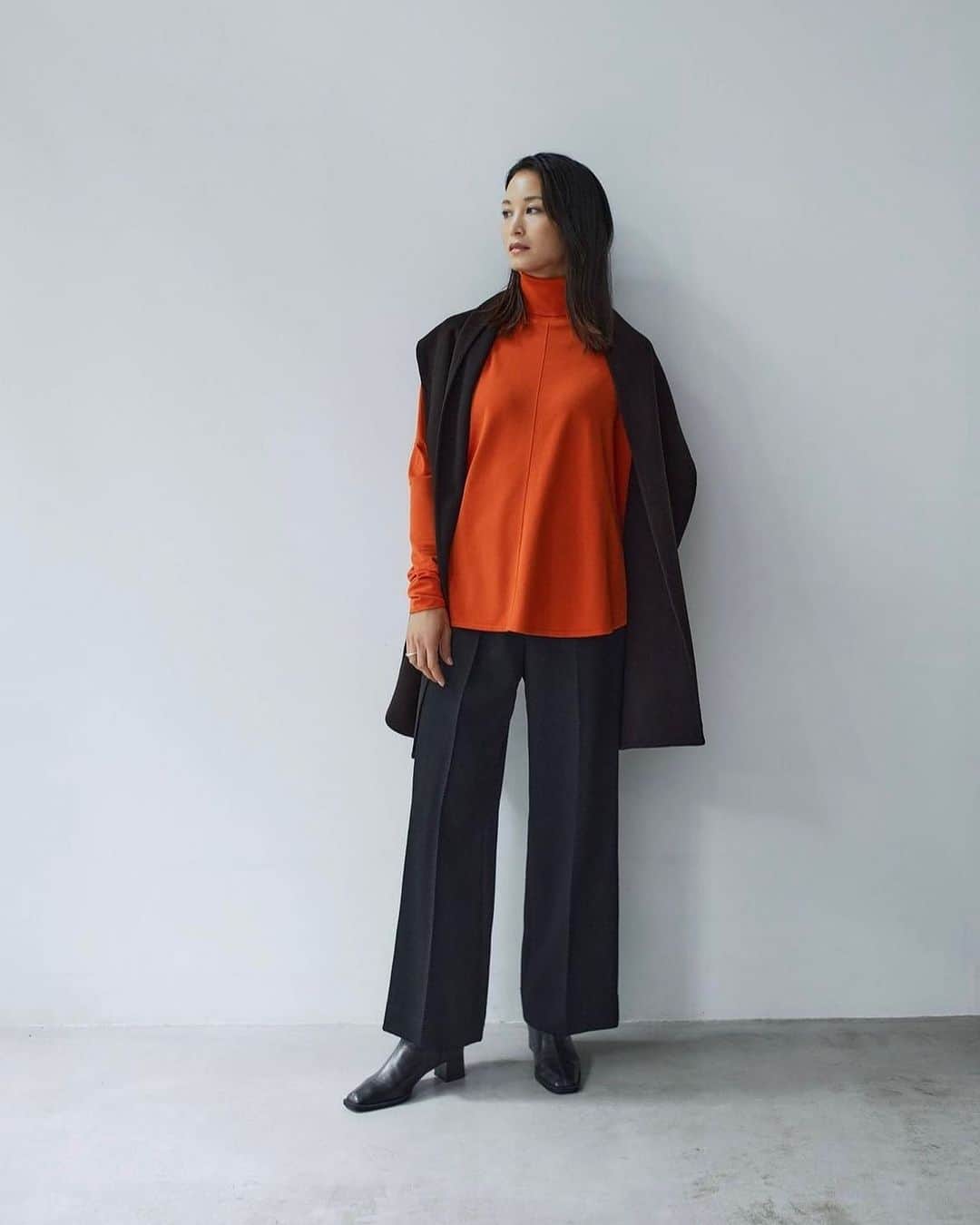 のインスタグラム：「. ニットを今年らしく着こなす 最新配色LESSON  3 BASIC COLORS FOR WINTER  BLACK×CINNABER コントラストが効いたコーデを ブラウンのストールで中和  今季注目の鮮やかなオレンジ色「シナバー」は ブラック合わせで辛口に。 メリハリ配色には、深みのあるブラウンのストールを加えて 中和させるのが洗練見えのコツ。  ヴィスコースワイド ハイネックプルオーバー ¥19,910(taxin)  ヘビーカルゼ ワイドストレートパンツ ¥28,930(taxin)  ウールリバー ストール付きノーカラーコート ※ 付属ストールのみ使用 ¥59,950(taxin)  Cメタルショートブーツ ¥27,940(taxin) . .  ICB STYLE WEB 2023  SPECIAL EDITION @icb_jp プロフィールリンクよりご覧いただけます。  #icb #icbjp #icbstyleweb  #onward #オンワード #オンワード樫山 #onwardcrosset #オンワードクローゼット #fashion #通勤コーデ #通勤スタイル #オフィススタイル #オフィスカジュアルコーデ #ootd #オフィスカジュアル #シンプルコーデ #大人カジュアル #秋コーデ #シンプルファッション #お仕事服 #ootdfashion #大人シンプル #ニット #ニットコーデ #カラーニット ニット #ストール #ストールコーデ #ニットスタイル #カラーニットコーデ #ハイネックニット」