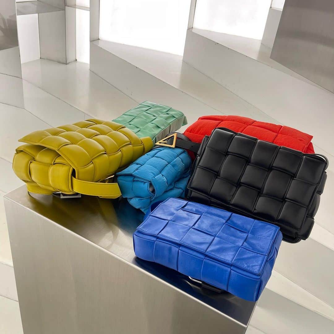RINKAN渋谷店のインスタグラム：「. 《 bottega veneta 》  MODEL : cassette ⁡ －－－－－－－－－－ー－－－－－－－－－－－－－－  商品の詳細につきましてはDM、又はお電話にてお問い合わせ下さい。 ⁡ DMやお電話からの郵送販売も可能です。 ⁡ ショッピングローンなど各種お支払い方法もご用意しておりますのでご相談下さい。 ⁡ International shipping is available. Please contact us though DM. ⁡ ⁡ 〈RINKAN SHIBUYA〉 TEL：03-5458-3050 LINE ID：@283swjhf」