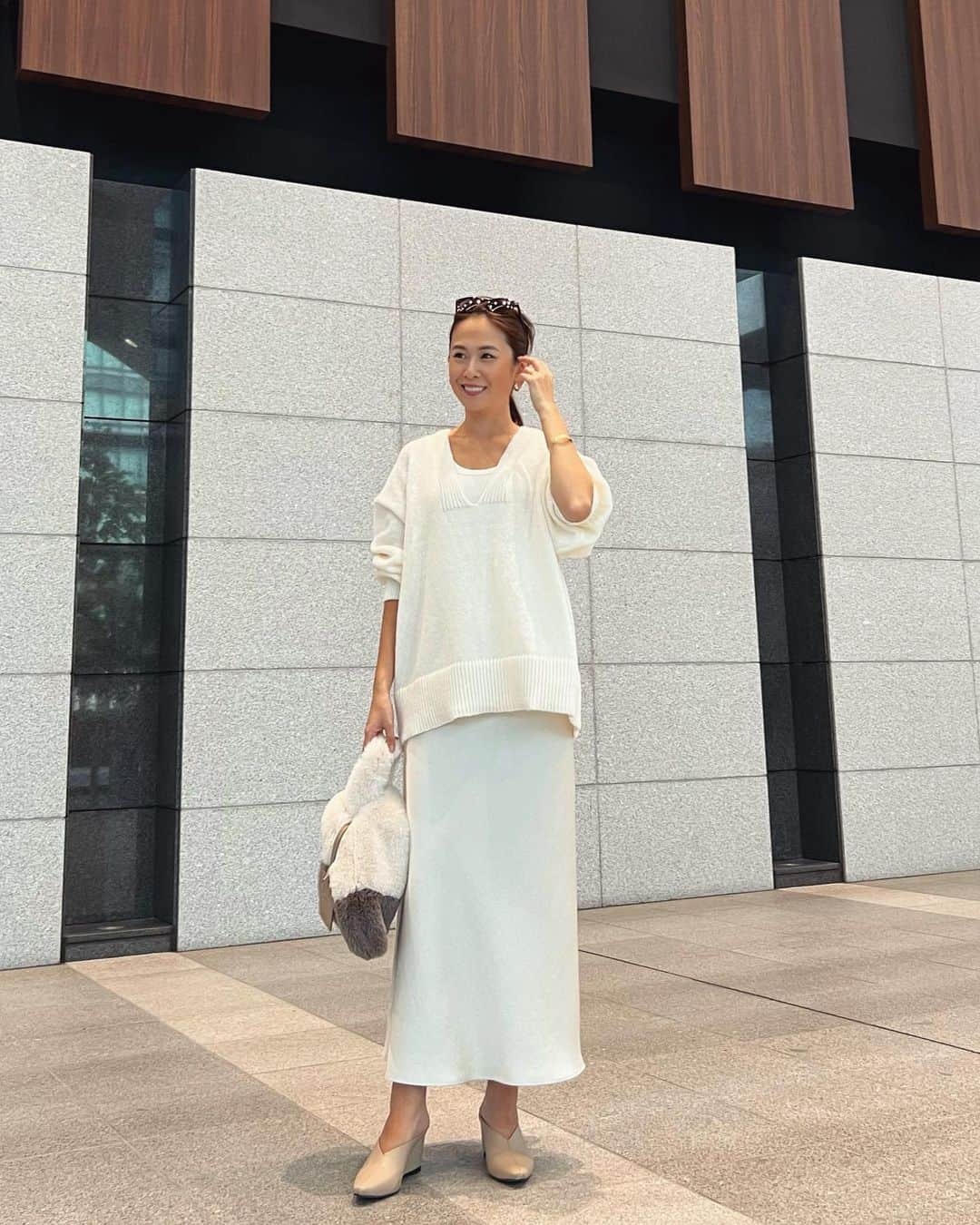 のインスタグラム：「#outfit . . 一年中大好きなホワイトコーデ🤍 ニットは深いVネックとゆったりしたシルエットがポイント。 絶妙な丈感でパンツにもスカートにも合わせやすいです😊  Knit... @apretro_official   #apretro#アプレトロ#ニット#PR」