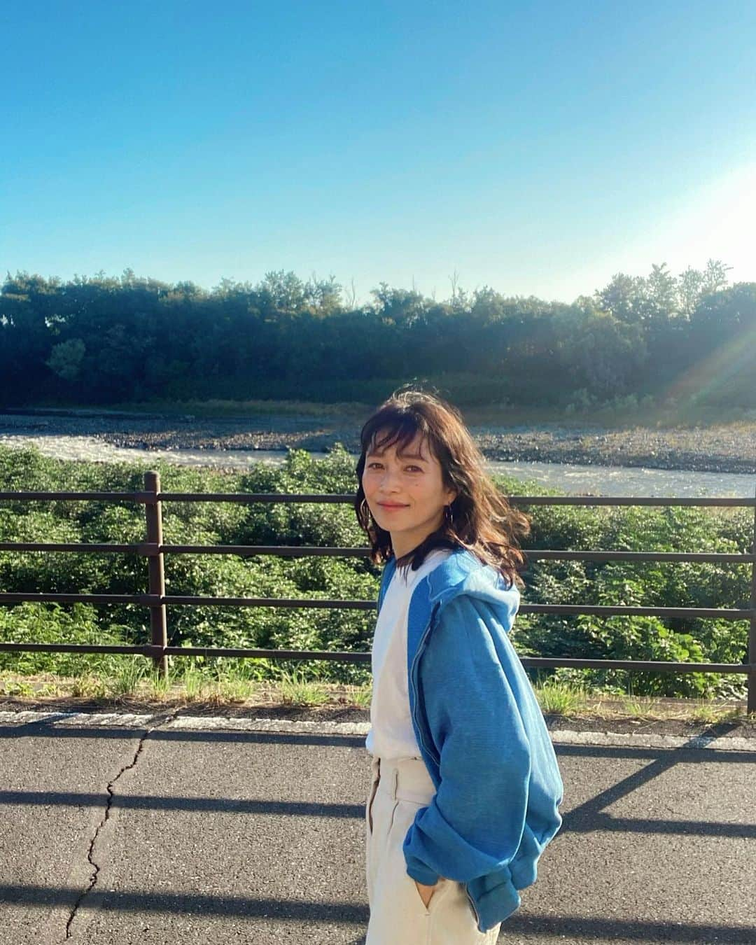 北澤 宏美のインスタグラム：「🕊️🌿🕊️🌿🕊️ 毎日をより笑顔に清々しく暮らしたい✨  生き方が多様化するいま 日によって気分の波があるように どんな女性にもある体の揺らぎがある 一人ひとりのライフスタイルやライフステージに合った女性ホルモンとの付き合い方や 自分の体の変化に気を配り知ることも大事と 思う今日この頃😌  顔のしわやたるみ等、 年齢とともにあらわれる悩みと同様に 目に見えにくい膣やフェムゾーンもエイジングが進んでいてターンオーバーを繰り返しているそうです  そんな中、 私はエストールというブランドに出会いました  エストールは現代女性のライフステージの移り変わりと日々のバランスとの関係に向き合い『手軽に続けられる、女性らしさを支えるケアを届けたい』という想いをカタチにしたブランドで  婦人科学発想による 善玉菌・ラクトバチルス乳酸菌を配合した 新しいフェムケア製品を取り扱っていらっしゃいます （↑ラクトルバチルス乳酸菌は膣の善玉菌で、外部の雑菌から守り膣内の環境を整える役割。膣内に多い状態が良いとのことです）  「フェムケア」という言葉自体は知っていたものの 実際に自ら知ろうともしていませんでした。。 今思うと、もっと早く知るべきだった🥹 欲を言うなら物心ついた頃から学んでいたかったことかも知れません  フェムケア製品を初めて使う際は 人によっては少し抵抗があるかもしれないけど 大切な場所をきちんと気にかけ いたわることは自分を大切にすること😌 と思います  とくに違和感なく使用でき デリケートゾーンがプラスに変化しているのを実感できます。一番は自分を大事にしているような特別感を得られ気持ちも前向きになる気がしました😌  このような習慣は大切で、ケアした分応えてくれるから 若いうちからのお手入れもおすすめとのことです❣️  多くの女性や関係者がフェムケア・女性ホルモンマネジメントの重要性を理解し より正しい情報を日本全国に伝えていくためにクラウドファンディングを実施するとのことなので、皆さんも是非興味を持ってもらえたらと思います☺️  私も知ることができて本当に良かった  心地よい日々のために 見えない場所にも大切なケアを✨ 本来の力を生かした正しいセルフケアがとても必要ということを、娘たちにも時期が来たら教えてあげようと思います これから妊娠・出産を迎える方にも膣内フローラの状態を整えることはおすすめのようですよ☺️  ＿＿＿＿＿＿＿＿＿＿＿＿＿＿＿＿＿＿  @estre.official #PR #エストール #estre #フェムケア #フェムテック #フェムテックを広めたい #ラクトバチルス乳酸菌 #インナージェル #女性ホルモン #デリケートゾーンケア #フェムゾーン #ウェルビーイン」