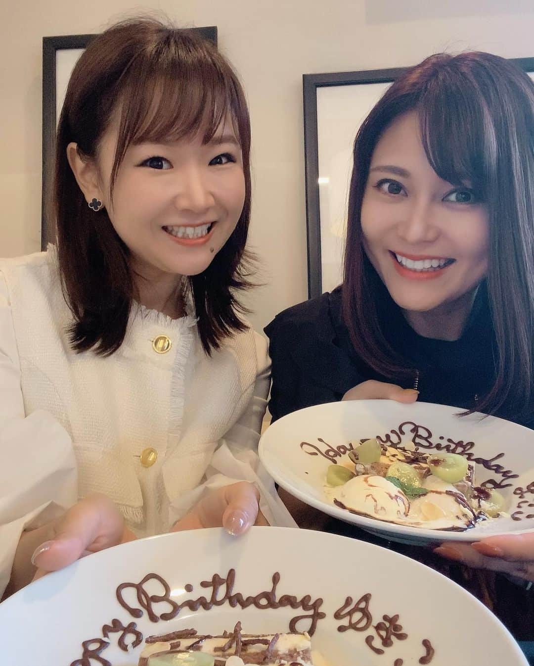 前川由希子さんのインスタグラム写真 - (前川由希子Instagram)「シーフードでBDランチ🦞  毎年の恒例行事。 1日違いの誕生日を祝うという名目のランチ。 今年はシーフード尽くし！！ @aqua_seafood_restaurant   ・本日の海の幸のカルパッチョ 盛り合わせ 　（蒸した生ムール貝が美味しすぎ！） ・一人一鍋 ココット鍋で炊き上げる天然鯛めし  　アラからとったブイヨンを注いで… ・本ずわい蟹ときのこのクリームパスタ トリュフの香り  　（大好き。とにかく大好き♡） ・天然魚と伊勢海老の直火焼き盛り合わせ 　たっぷりの温野菜添え ・自家製パン ・自家製ケーキ付き デザート盛り合わせ 　（まきこゆきこのメッセージ付き😂） ・コーヒー  ついついお肉を選びがちだけど、 シーフードいいわー。 罪悪感ないし、もちろんお腹いっぱいで、 かなりの満足度！ また行きたい🦞  @aqua_seafood_restaurant  #シーフードレストランアクア  #シーフード  #シーフードレストラン  #生ムール貝  #伊勢海老  #福岡グルメ  #福岡ランチ  #福岡シーフード  #雁の巣グルメ  #雁の巣ランチ  #1日違いの誕生日  #誕生日ランチ  #バースデーランチ  #お誕生日おめでとう お互い🫶」10月27日 20時05分 - maekawa.yukiko