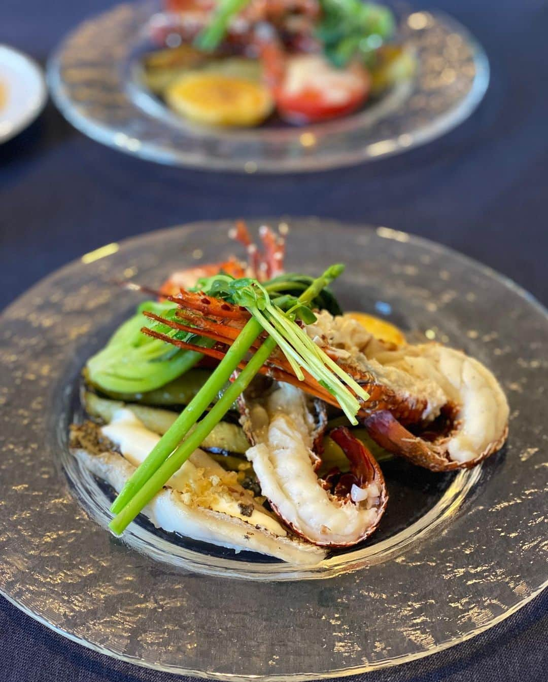 前川由希子さんのインスタグラム写真 - (前川由希子Instagram)「シーフードでBDランチ🦞  毎年の恒例行事。 1日違いの誕生日を祝うという名目のランチ。 今年はシーフード尽くし！！ @aqua_seafood_restaurant   ・本日の海の幸のカルパッチョ 盛り合わせ 　（蒸した生ムール貝が美味しすぎ！） ・一人一鍋 ココット鍋で炊き上げる天然鯛めし  　アラからとったブイヨンを注いで… ・本ずわい蟹ときのこのクリームパスタ トリュフの香り  　（大好き。とにかく大好き♡） ・天然魚と伊勢海老の直火焼き盛り合わせ 　たっぷりの温野菜添え ・自家製パン ・自家製ケーキ付き デザート盛り合わせ 　（まきこゆきこのメッセージ付き😂） ・コーヒー  ついついお肉を選びがちだけど、 シーフードいいわー。 罪悪感ないし、もちろんお腹いっぱいで、 かなりの満足度！ また行きたい🦞  @aqua_seafood_restaurant  #シーフードレストランアクア  #シーフード  #シーフードレストラン  #生ムール貝  #伊勢海老  #福岡グルメ  #福岡ランチ  #福岡シーフード  #雁の巣グルメ  #雁の巣ランチ  #1日違いの誕生日  #誕生日ランチ  #バースデーランチ  #お誕生日おめでとう お互い🫶」10月27日 20時05分 - maekawa.yukiko