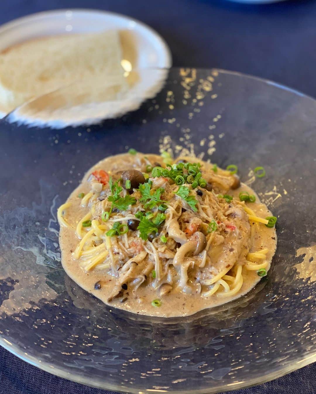 前川由希子さんのインスタグラム写真 - (前川由希子Instagram)「シーフードでBDランチ🦞  毎年の恒例行事。 1日違いの誕生日を祝うという名目のランチ。 今年はシーフード尽くし！！ @aqua_seafood_restaurant   ・本日の海の幸のカルパッチョ 盛り合わせ 　（蒸した生ムール貝が美味しすぎ！） ・一人一鍋 ココット鍋で炊き上げる天然鯛めし  　アラからとったブイヨンを注いで… ・本ずわい蟹ときのこのクリームパスタ トリュフの香り  　（大好き。とにかく大好き♡） ・天然魚と伊勢海老の直火焼き盛り合わせ 　たっぷりの温野菜添え ・自家製パン ・自家製ケーキ付き デザート盛り合わせ 　（まきこゆきこのメッセージ付き😂） ・コーヒー  ついついお肉を選びがちだけど、 シーフードいいわー。 罪悪感ないし、もちろんお腹いっぱいで、 かなりの満足度！ また行きたい🦞  @aqua_seafood_restaurant  #シーフードレストランアクア  #シーフード  #シーフードレストラン  #生ムール貝  #伊勢海老  #福岡グルメ  #福岡ランチ  #福岡シーフード  #雁の巣グルメ  #雁の巣ランチ  #1日違いの誕生日  #誕生日ランチ  #バースデーランチ  #お誕生日おめでとう お互い🫶」10月27日 20時05分 - maekawa.yukiko