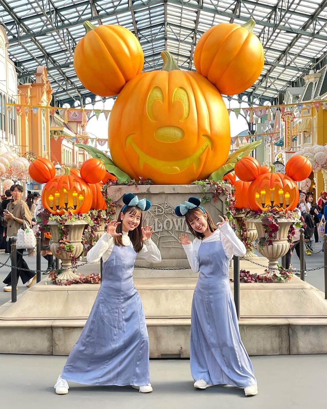 小山ひかるさんのインスタグラム写真 - (小山ひかるInstagram)「佐紀ちゃんとディズニーハロウィン🎃👻 安定の双子コーデちゃんでした🩵🤍 ワンピースは熊井ちゃんプロデュースの ワンピース👗💙  食べたかったサンデーも やっと食べれた🍦🎃 . . #ハロウィン #halloween #disney #disneyland #tdl #tokyodisneyland #tokyodisneyresort #tokyodisney #ディズニー #ディズニーランド #ディズニーハロウィン #disneyhalloween #🎃 #👻 #双子コーデ #双子コーデディズニー #おそろコーデ #おそろいコーデ」10月27日 20時05分 - hikaru_kym