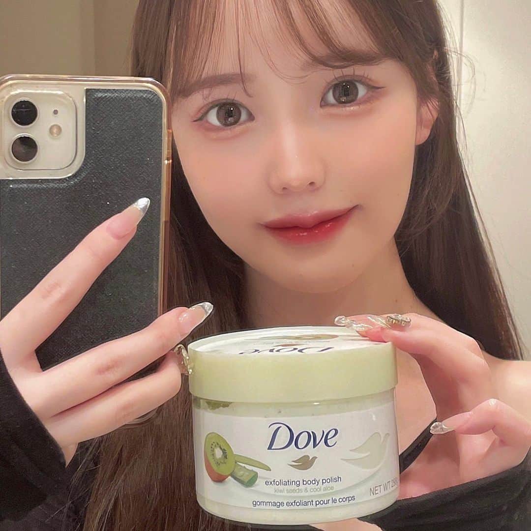 のインスタグラム：「もちもち肌になるための最近のお肌ケア💐🕊️  @dove の クリーミースクラブ　キウイ&アロエ を使ってケアしてるよ♡  いつでもふわふわでもちもちなお肌でいたくて、スクラブケアを続けているけど、 これはなめらかなスクラブが古い角質を優しくオフしてくれるだけじゃなく 同時に保湿ケアもできるの🥝  ふわっとしたテクスチャーで 使ってからもずっと続く甘い香りと、 もちもちな肌がたまらないの…🤤♡  全国のドラッグストアやECサイトで購入できるから、 乾燥が気になってくるこれからの季節に保湿ケアしつつ、もちもち肌目指そう〜🐑♥  10/20〜11/5までダヴの公式Xアカウントをフォローして、 試してみたいボディウォッシュとスクラブのセットをハッシュタグをつけて引用リポストすると、抽選で100人に希望のセットがあたるキャンペーンが実施されるので、ぜひそちらもチェックしてみてね✨️  #PR #ダヴ #本気透明肌計画 #スクラブ #ダヴスクラブ #ボディスクラブ」
