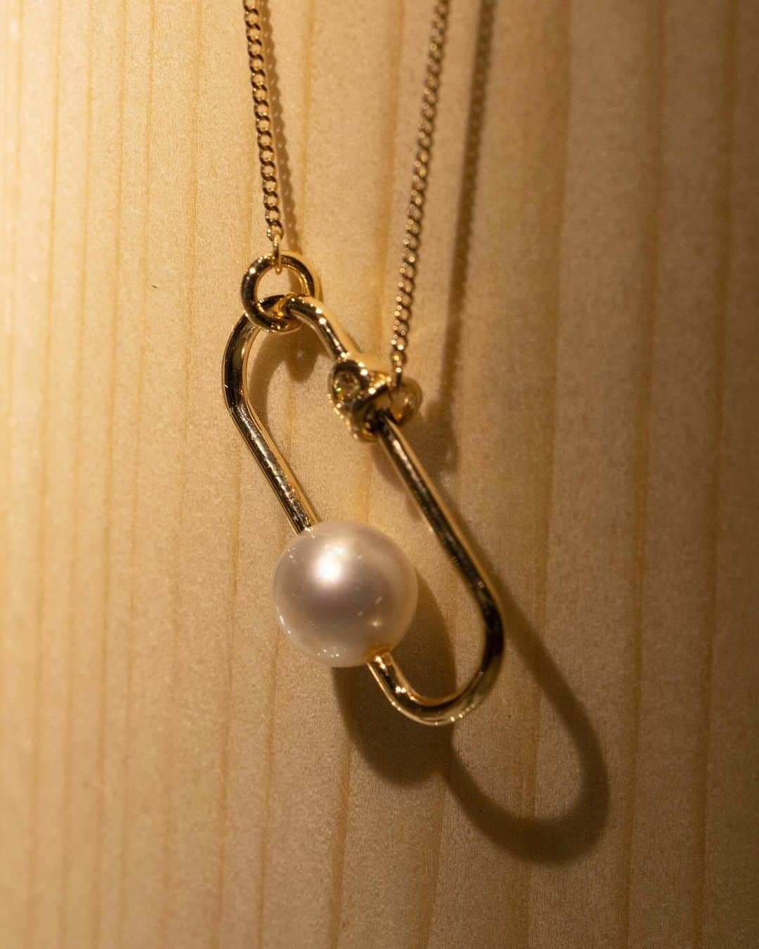 Hirotaka Jewelryのインスタグラム：「MIRÓ DIAMOND PEARL NECKLACE    #hirotakajewelry #diamond #pearl #necklace」