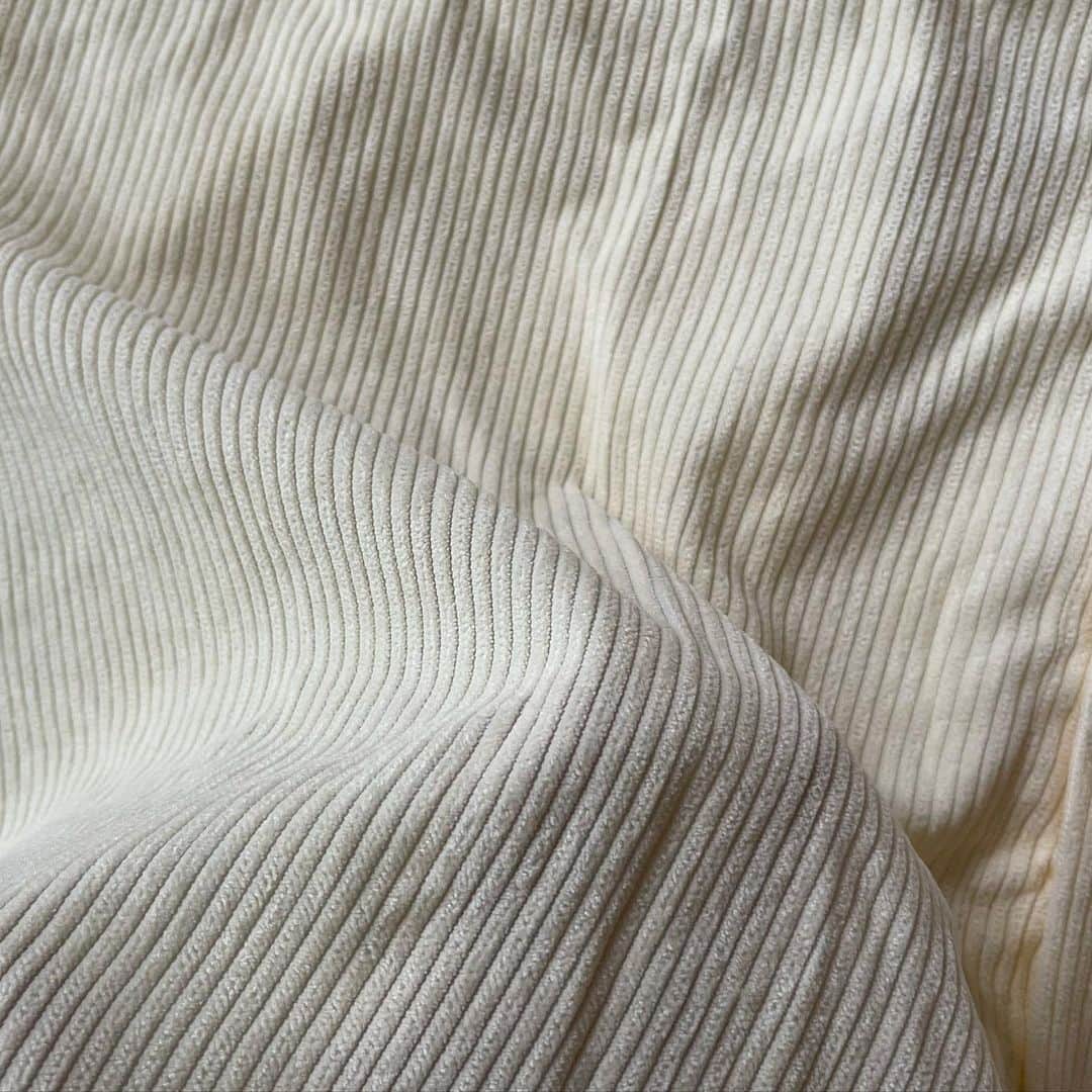 イタフラ（ナチュラル服のイタフラ）さんのインスタグラム写真 - (イタフラ（ナチュラル服のイタフラ）Instagram)「@italietofrance_official ☜サブ垢。 （モデル募集中）  ジーユー神アイテムと 新作のコーデュロイシャツを合わせてみました🍂  コーデュロイシャツは秋冬定番なので 1着持っていると重宝します。  合わせやすいアイボリーも魅力◎ よろしくお願いします💨  @italietofrance  ✔︎オータムセール開催中  コーデュロイシャツ☞イタフラ デニムパンツ☞イタフラ プリーツパンツ☞しまむら ストレートパンツ☞grl バッグと靴☞ジーユー  #GU#gu購入品 #GUコーデ#gu_for_all #ジーユー#ジーユーコーデ #ジーユー購入品 #UNIQLO#ユニクロ#しまパト #しまむら#しまむら購入品 #しまむらパトロール #しまむらコーデ#zara #ザラ#wego#honeys#grl#grl購入品 #grlコーデ #グレイル #グレイル購入品 #グレイルコーデ #置き画#プチプラ部#プチプラコーデ #鹿屋#鹿児島#秋冬コーデ」10月27日 20時10分 - italietofrance
