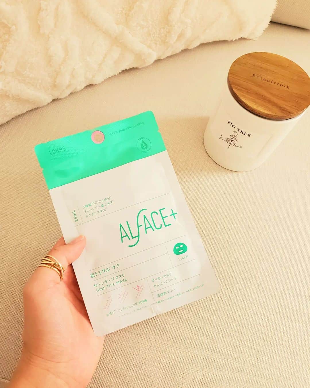 小谷津友里のインスタグラム：「肌トラブルを感じたら即使うオルフェスのセンシティブマスク😊🌿 パッケージが大幅リニューアル＆成分がパワーアップしたよ👐  👉️こんな時におすすめ ✔️肌荒れ・ニキビが気になる ✔️乾燥が気になる ✔️肌がゆらぎやすい ✔️肌の赤み・ほてりが気になる  CICAやドクダミエキスが入ってる🌿  ドクダミエキスは ほてりを取る効果があるから お風呂上がり、ニキビ・肌荒れ中に🙆  最近季節の変わり目で 乾燥が気になってきたから 保湿しっかりして健康な肌を保とう～😊🌿  @alface_lohas  #PR #オルフェス #ALFACE #シートマスク #オルフェスリニューアル #シンオルフェス #ドクダミ #CICA #スキンケア #美肌 #保湿 #美容 #フェイスマスク #ニキビ #肌荒れ #肌悩み #コスメ #コスメオタク #肌荒れ改善 #毛穴 #乾燥 #敏感肌 #シートマスクレビュー」