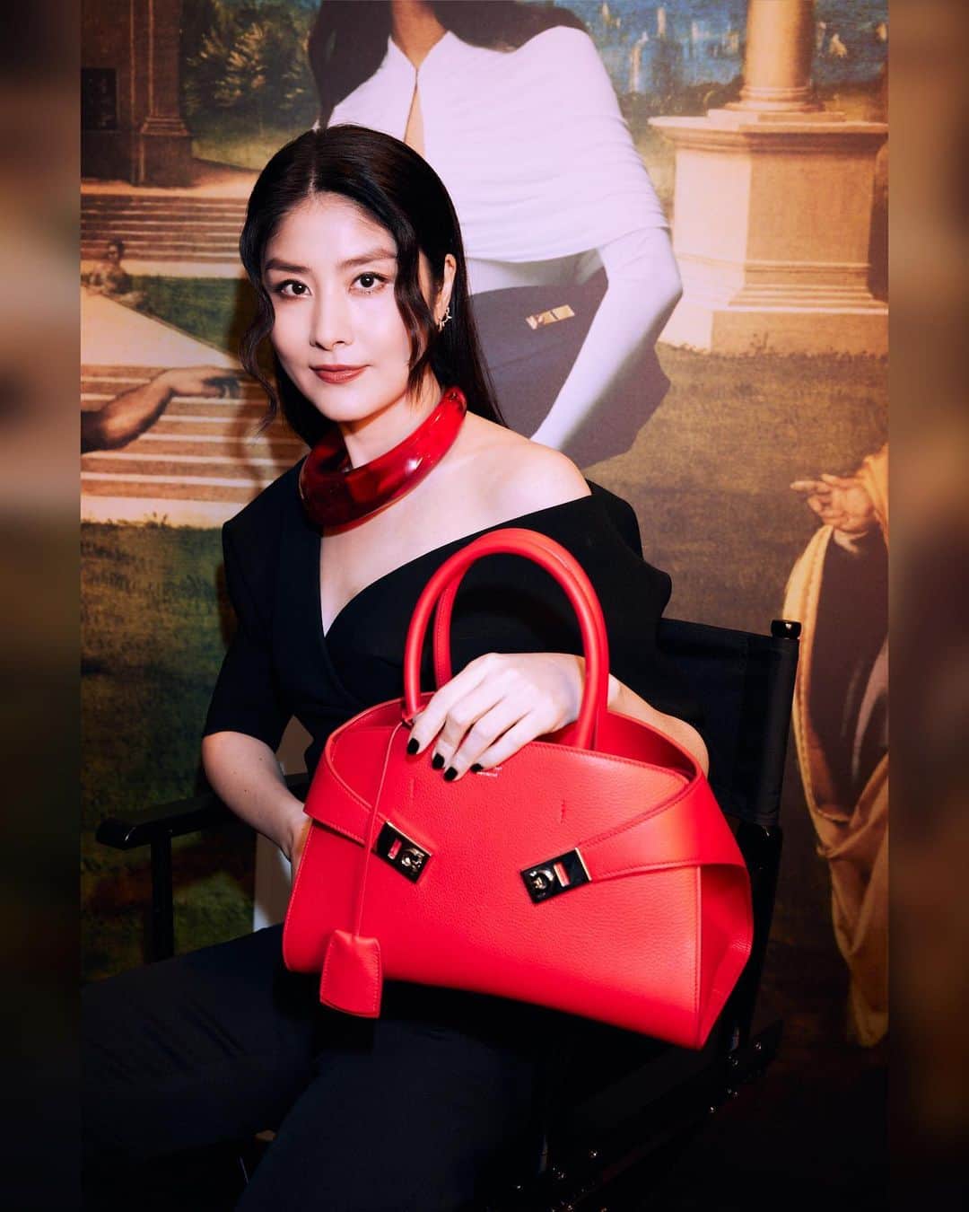 のインスタグラム：「琴日我去咗Ferragamo中環置地廣場新舖，仲去咗Café Landmark嘅一日限定畫廊Café見識吓New Renaissance嘅氛圍。 琴日個造型用咗Ferragamo Red Hug bag 做pop of color，仲要襯埋條頸鏈係唔係好絕呢？🎒🎒🎒❤️❤️❤️  #FERRAGAMO #FERRAGAMOFW23 #FERRAGAMONEWRENAISSANCE #FERRAGAMOHK @ferragamo  @_maximiliandavis_」