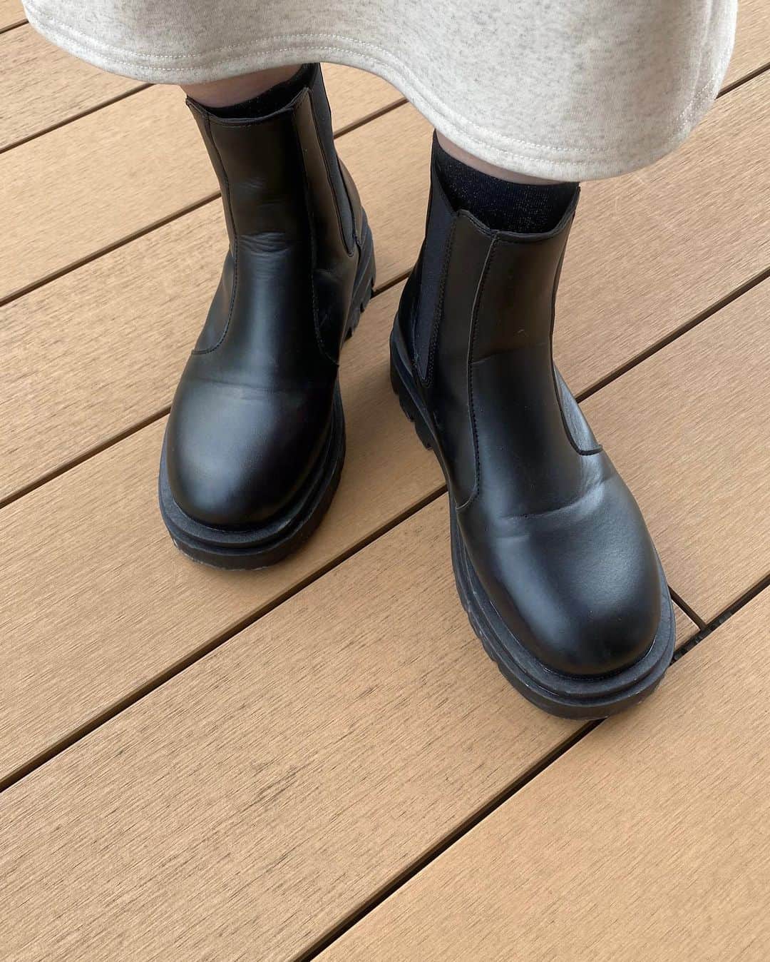 haruru0724さんのインスタグラム写真 - (haruru0724Instagram)「. ブーツはshopnikoniko👢 @shopnikoniko  厚底のサイドゴアブーツにワンピ合わせ好き😍  ZOZOTOWN店限定で、 この厚底サイドゴアブーツが 4,928円→3,780円に✨ 10/27（金）20：00～10/30（月）09:59までだから チェックしてみてね🔍 . . . #ショップにこにこ_zozotown #shopnikoniko #ショップにこにこ  #サイドゴアブーツ #厚底ブーツ #ママコーデ #ママファッション #プチプラコーデ #プチプラファッション #プチプラ高見えコーデ #高見えコーデ  #モノトーンコーデ #白黒コーデ  #大人カジュアル #きれいめカジュアル  #きれいめコーデ #綺麗目カジュアル  #locari #partegram」10月27日 20時20分 - haruru0724